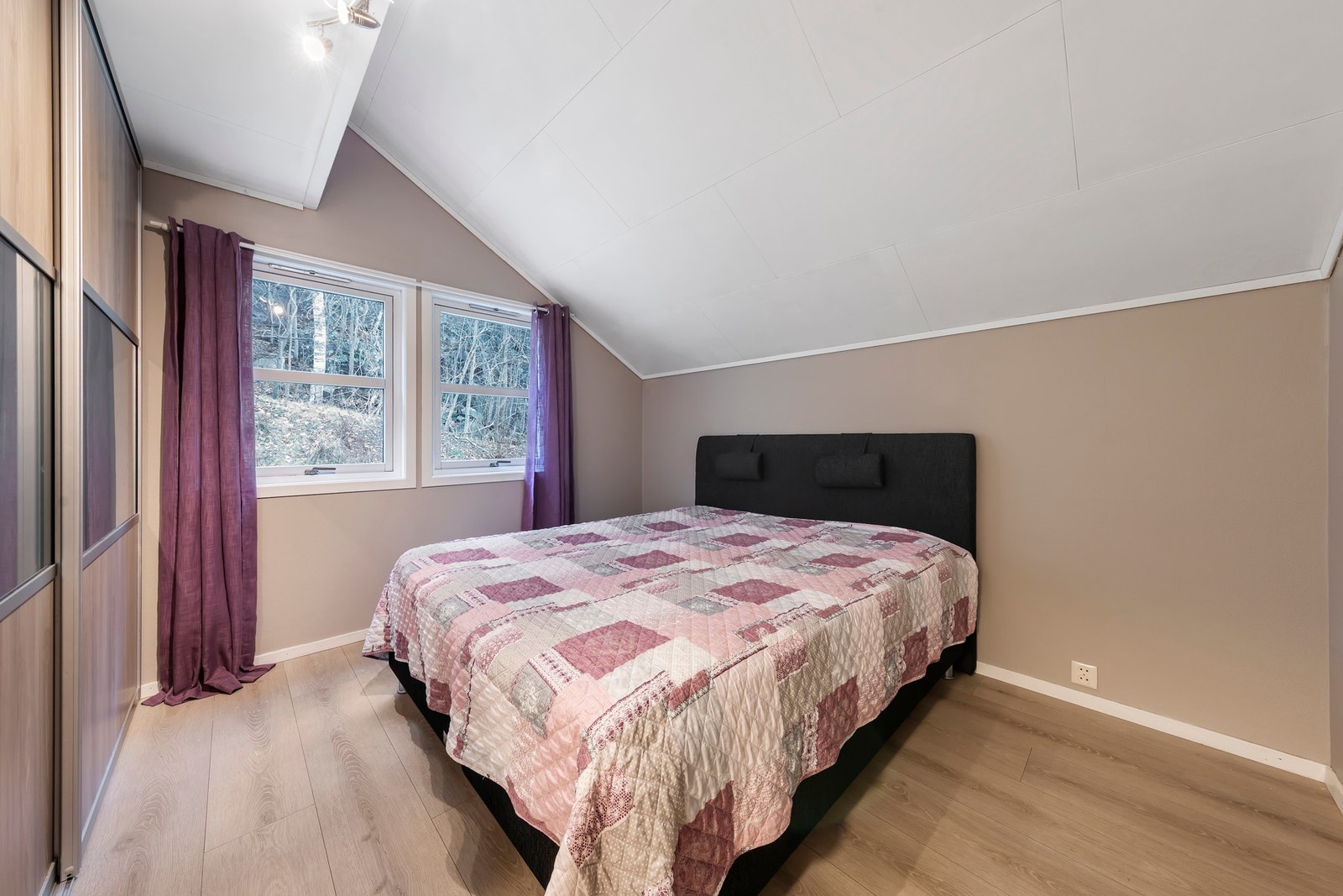 Soverom i hovedetasje med skyvedørsgarderobe Galleribilde