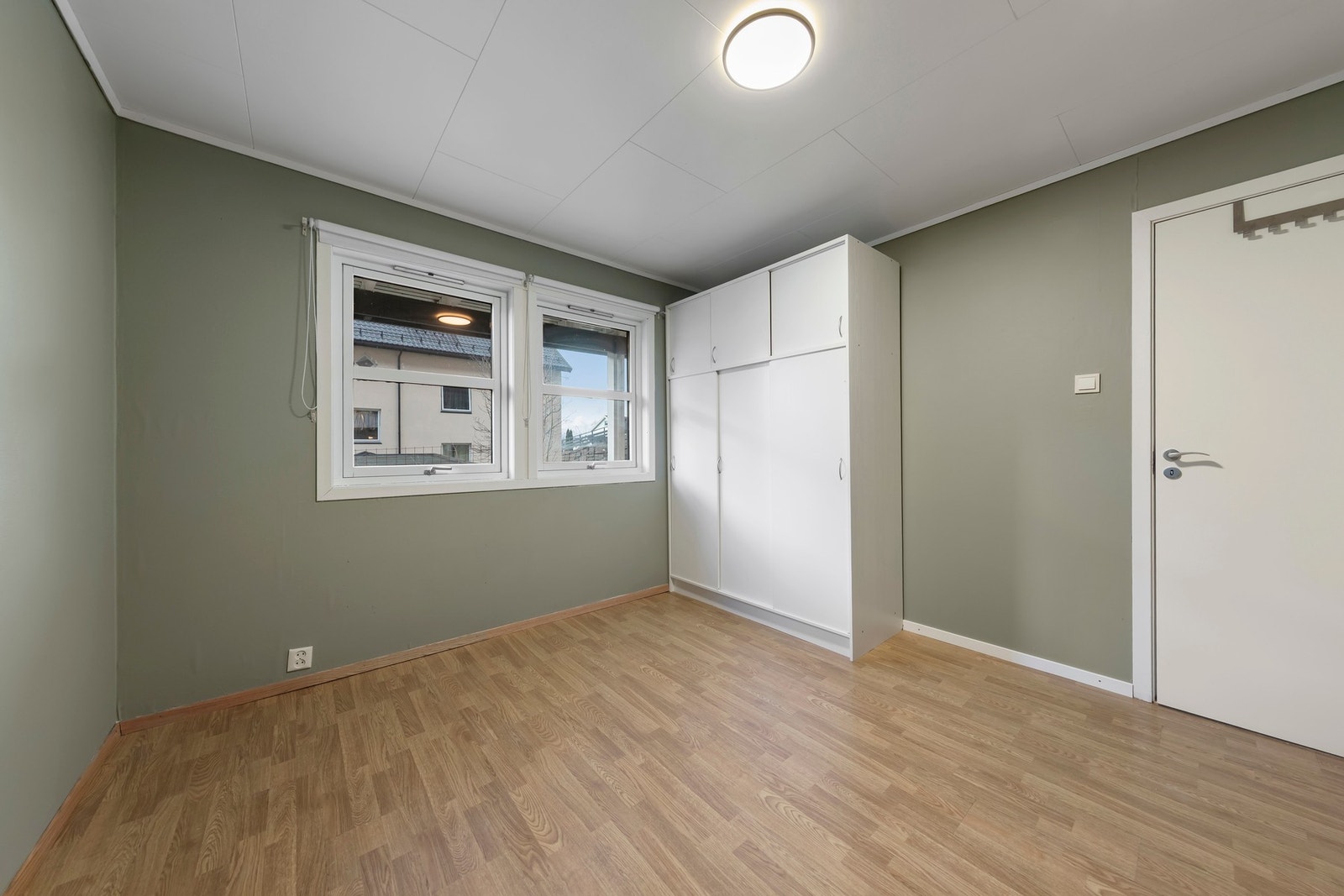 Soverom i sokkeletasje Galleribilde