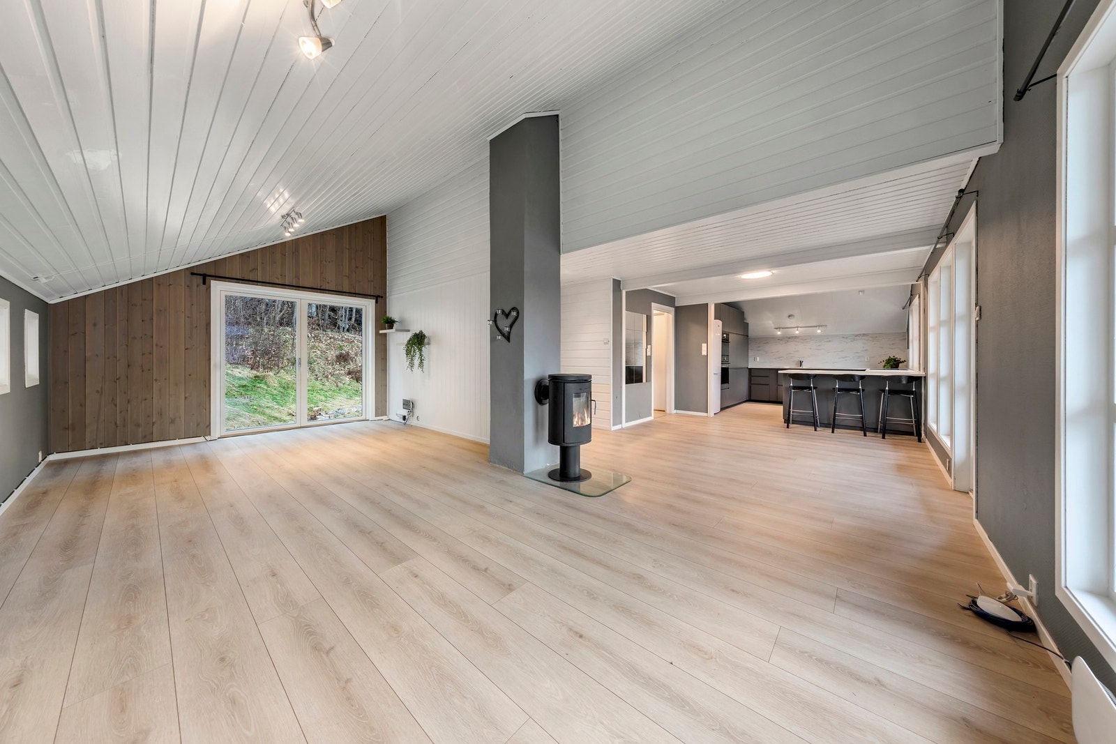 Romslig stue og kjøkken i åpen løsning Galleribilde