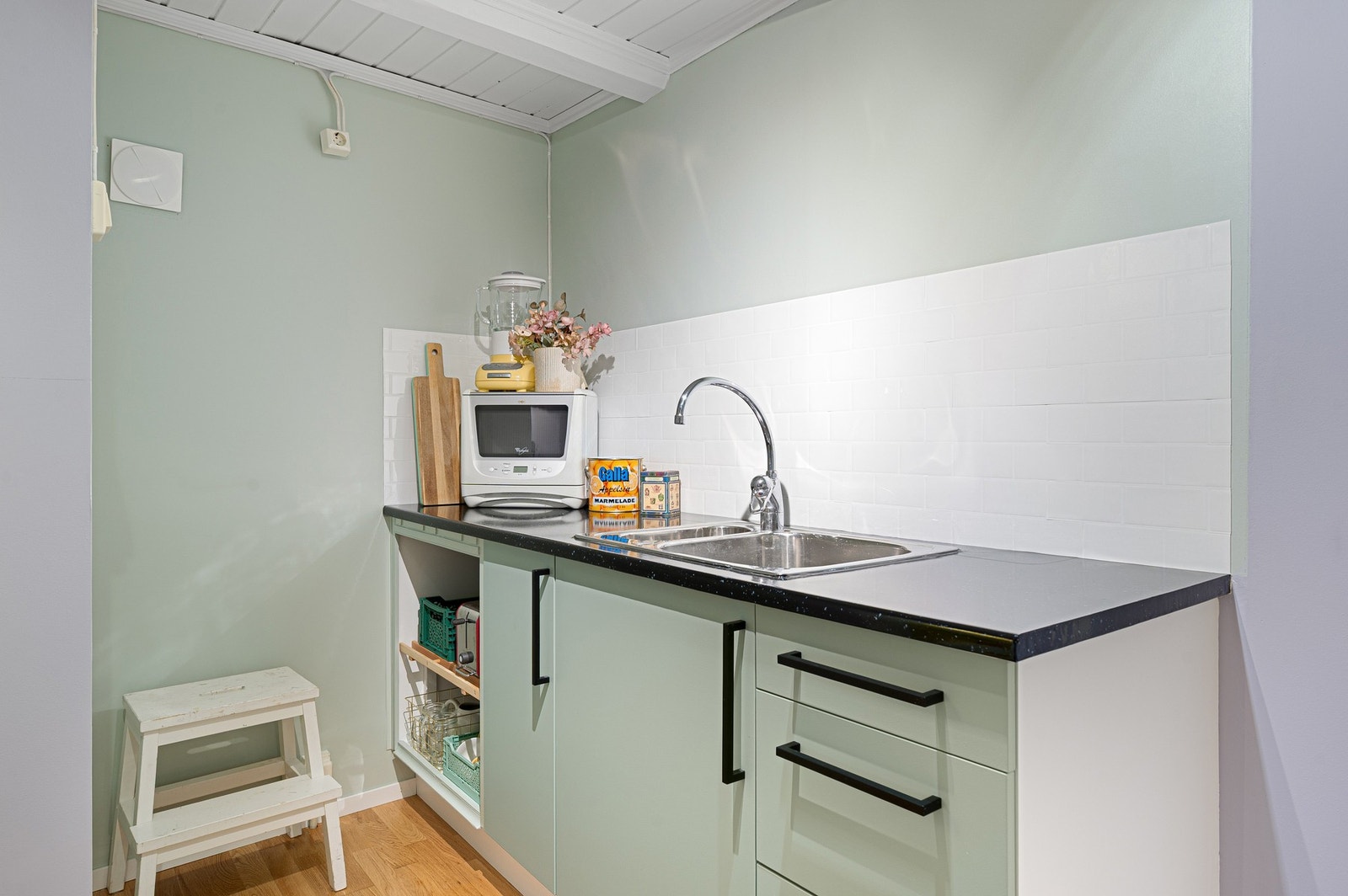 Det er lagt opp til opplegg og stikk til komfyr samt hull i vegg til kjøkkenvifte. . Galleribilde