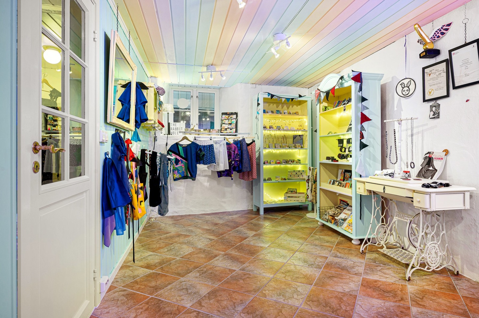 Lyst og trivelig butikklokale med plass til både klær og rekvisitter. Galleribilde