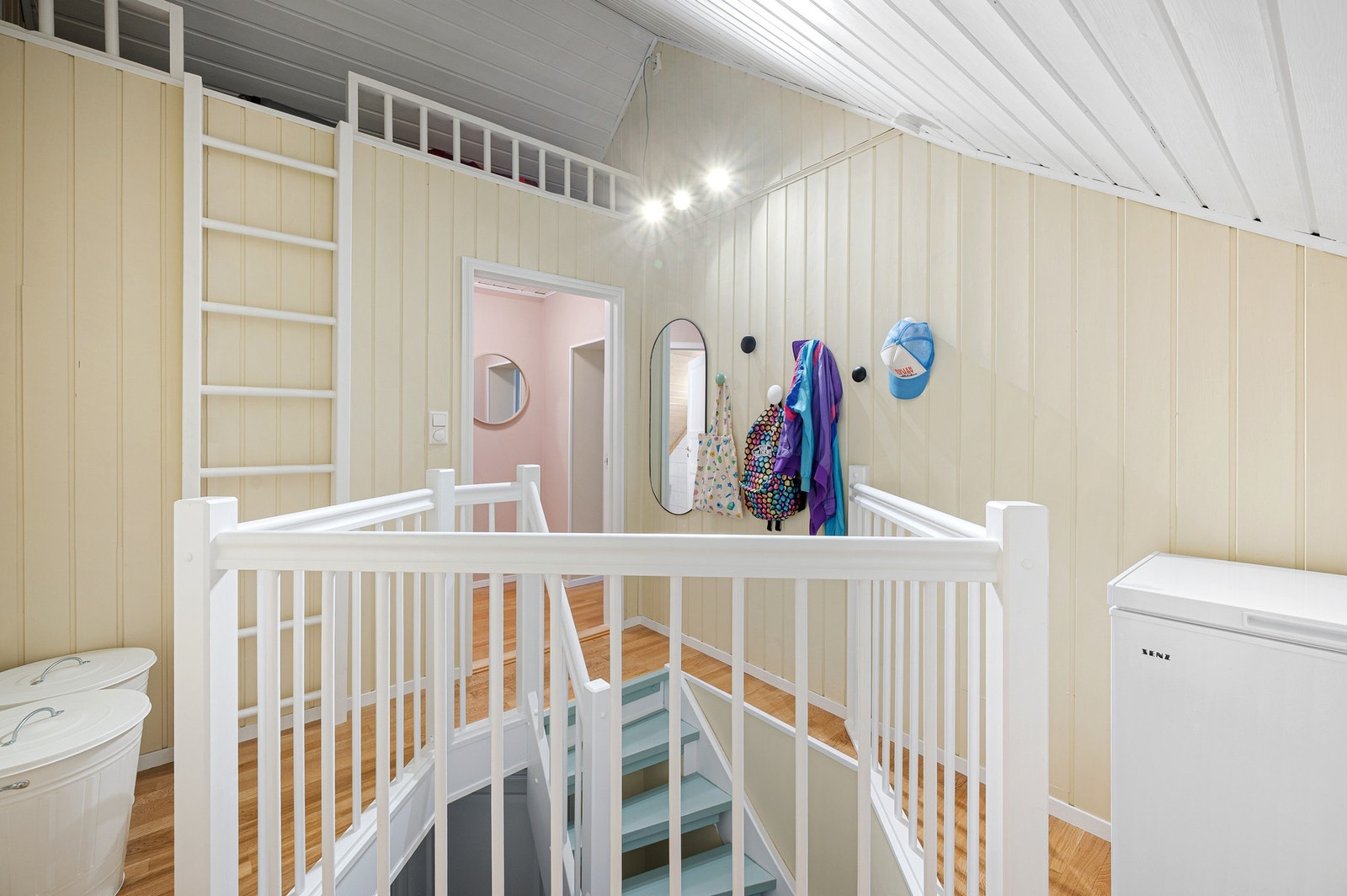 Fellesareal som knytter boligens etasjer godt sammen. Praktisk hems med god oppbevaring/lagringsplass. Galleribilde