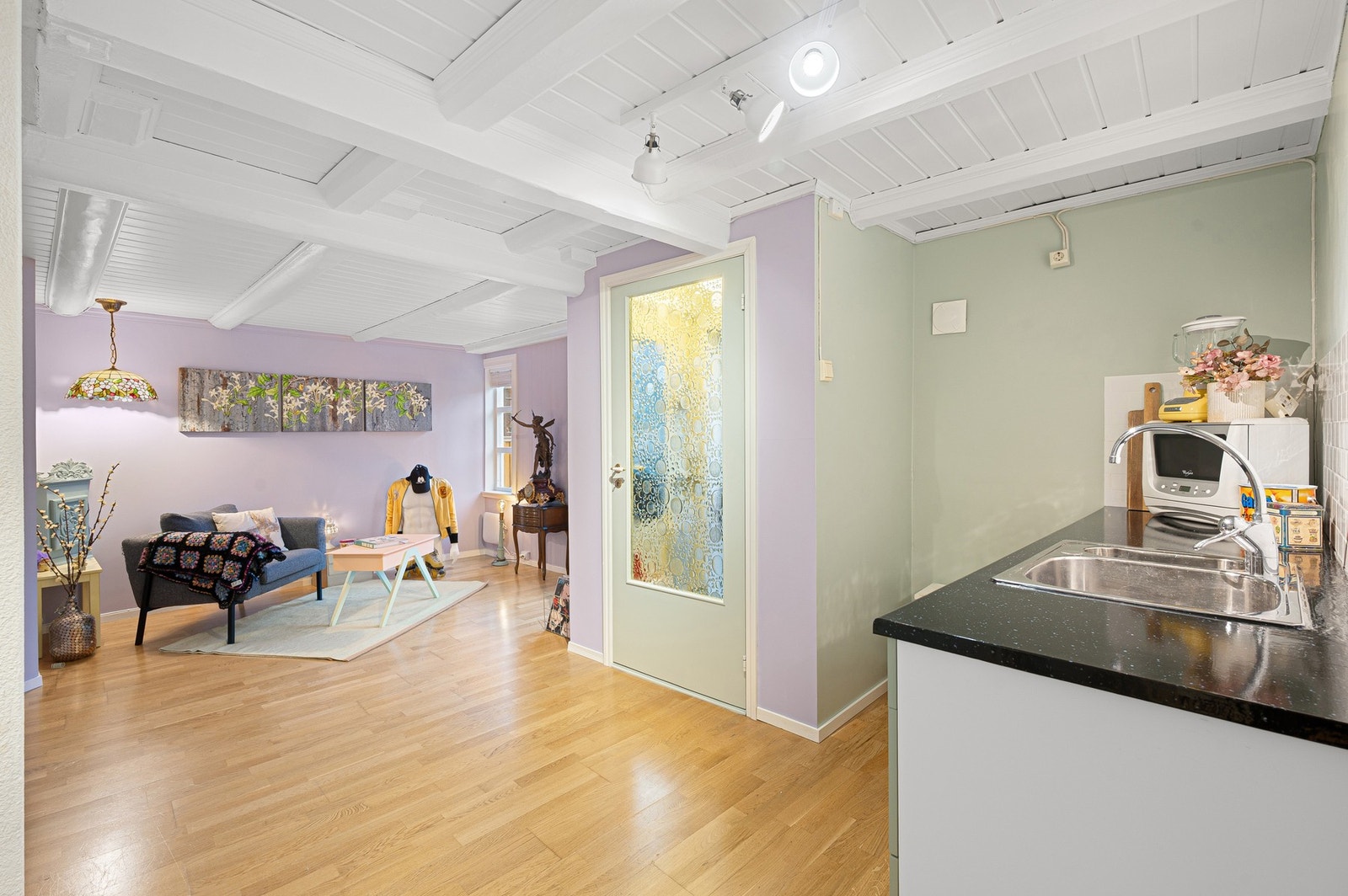 Lys og romslig stue i 1.etasje. Galleribilde