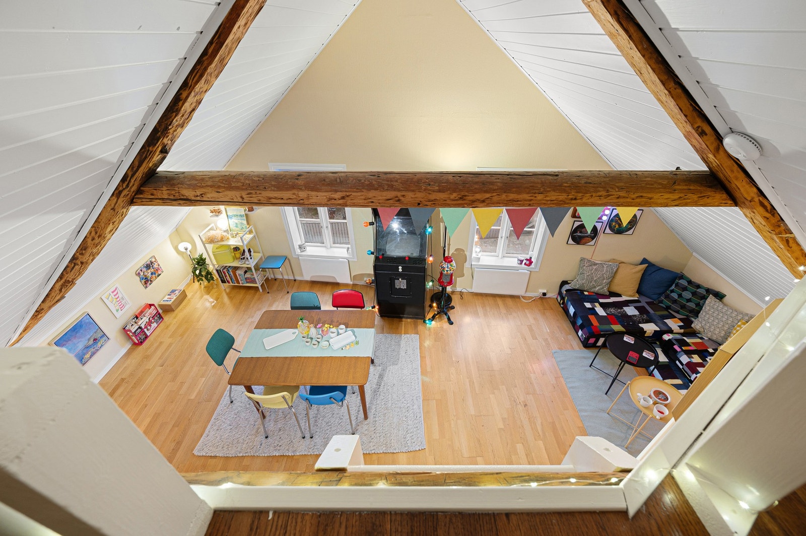 Synlige bjelker og skråtak som gir rommet særpreg og karakter. Galleribilde