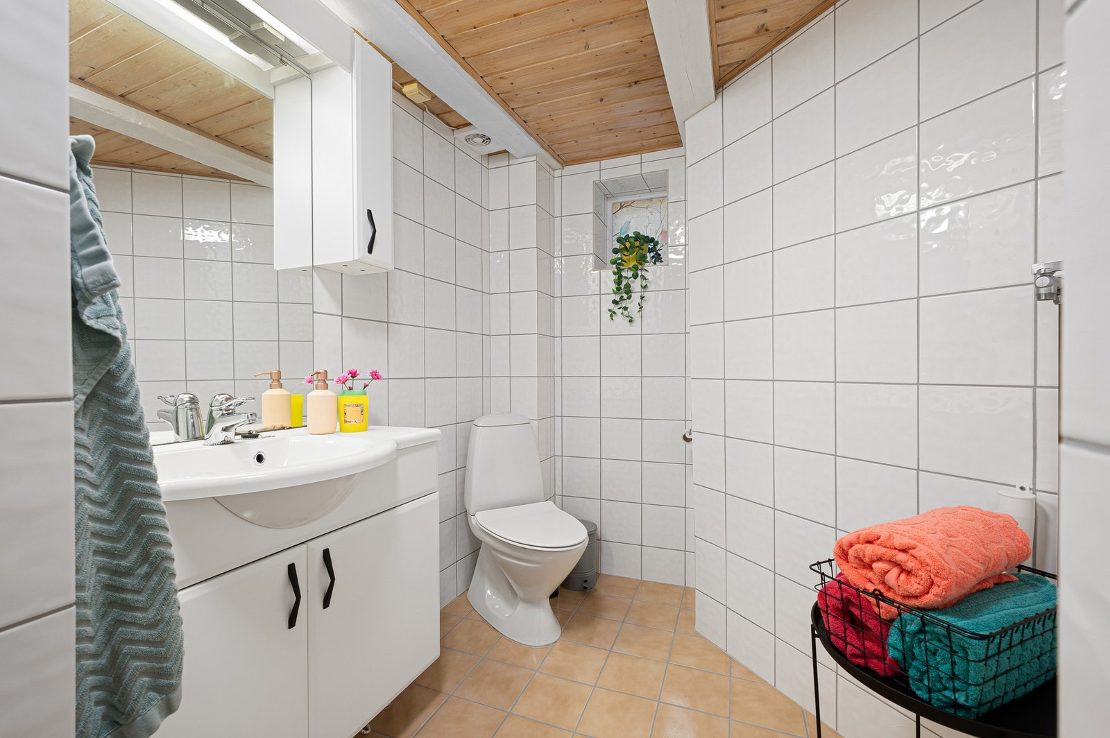 Baderommet har opplegg for vaskemaskin. Galleribilde