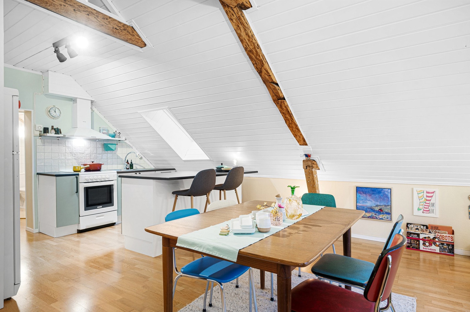 Praktisk kjøkken med god benkeplass og barløsning, i åpen forbindelse med spiseplassen. Galleribilde