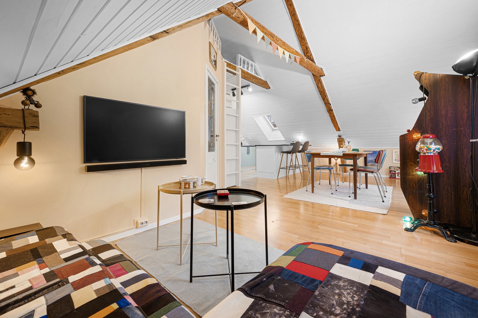 Åpent og fleksibelt oppholdsrom med naturlig lysinnslipp. Galleribilde