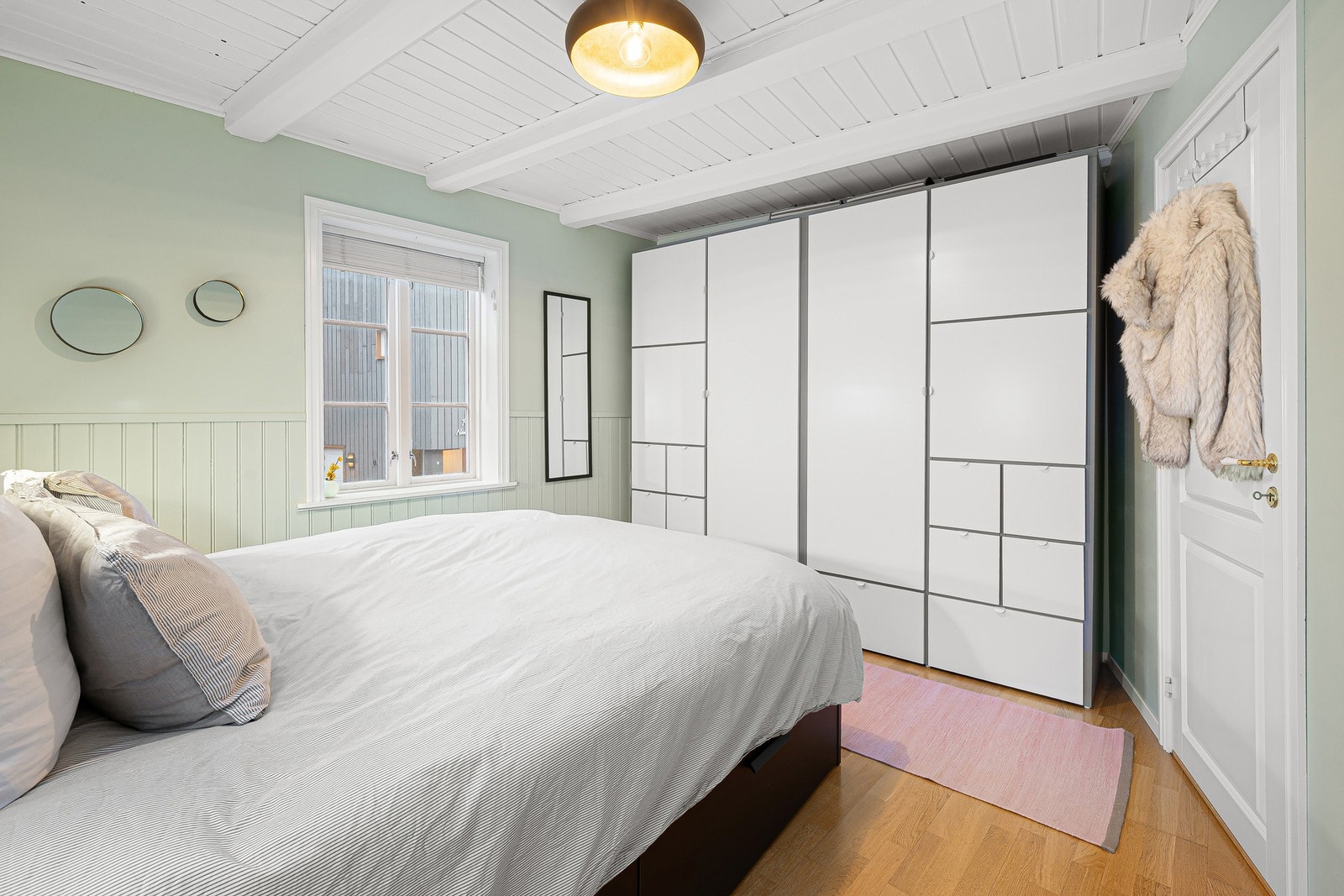 God plass til et stort garderobeskap. Galleribilde