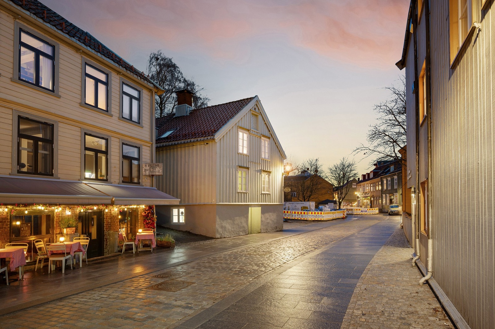 Utvendig fasade mot gate, med kort vei til Bakklandets hyggelige kaféer, butikker og byliv. Galleribilde