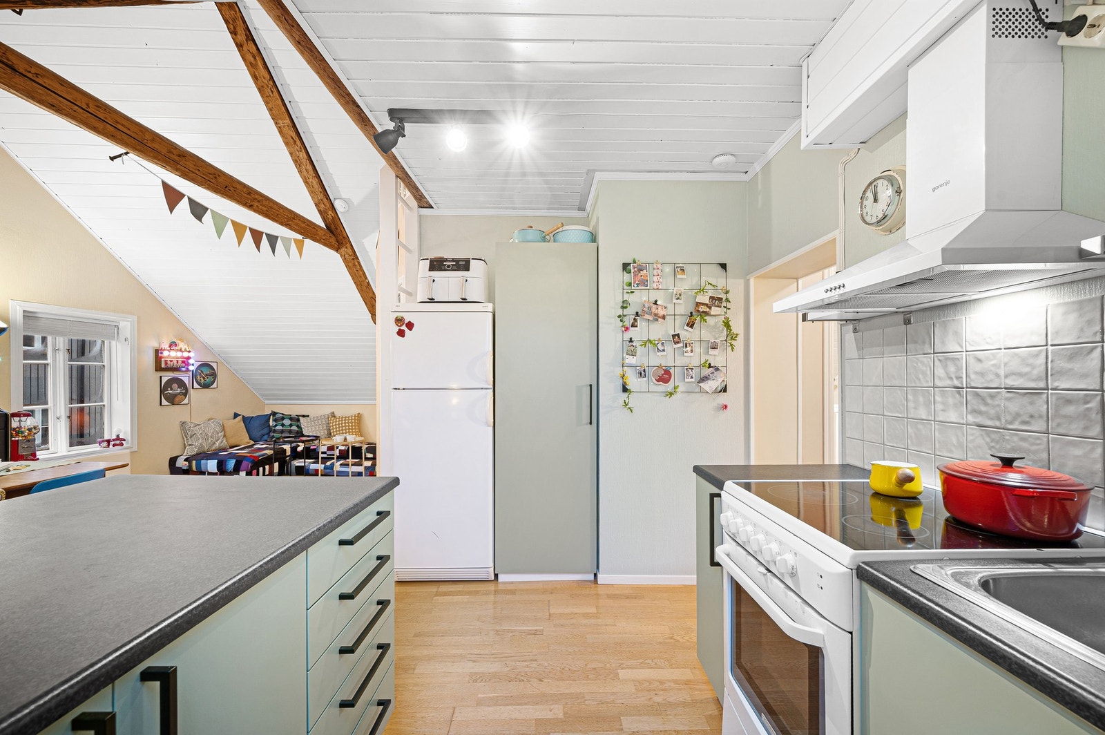 Pent kjøkken med god skap- og benkeplass. Galleribilde