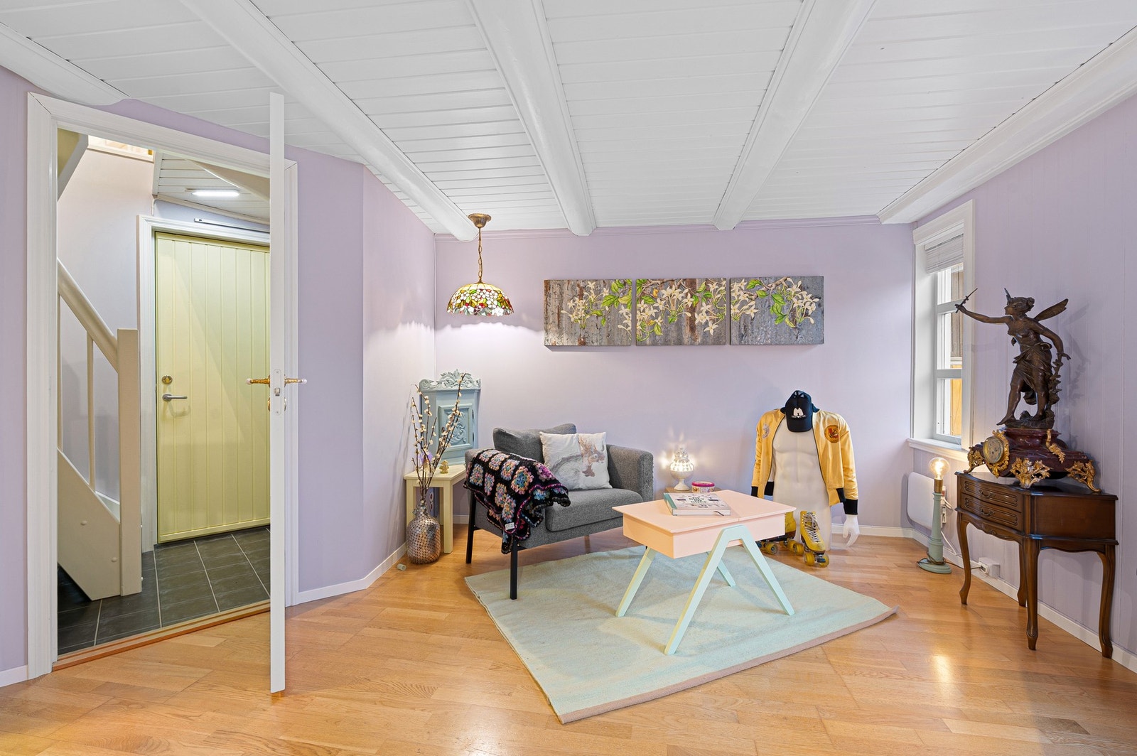 Den åpne planløsningen gir rom for både avslapning og sosialt samvær. Galleribilde