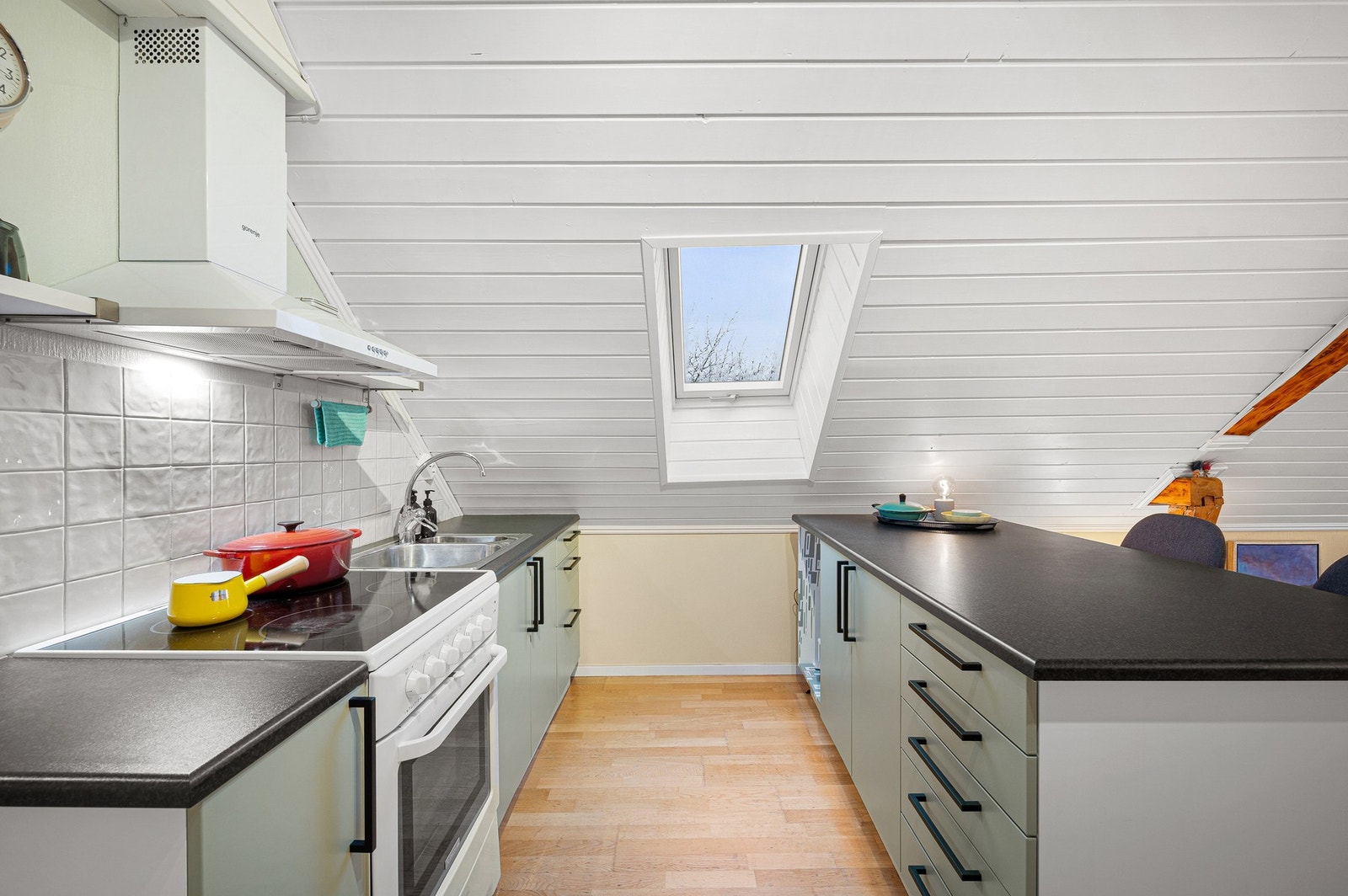 Kjøkkenet har god benkeplass som er ypperlig ved matlaging og oppbevaring. Galleribilde