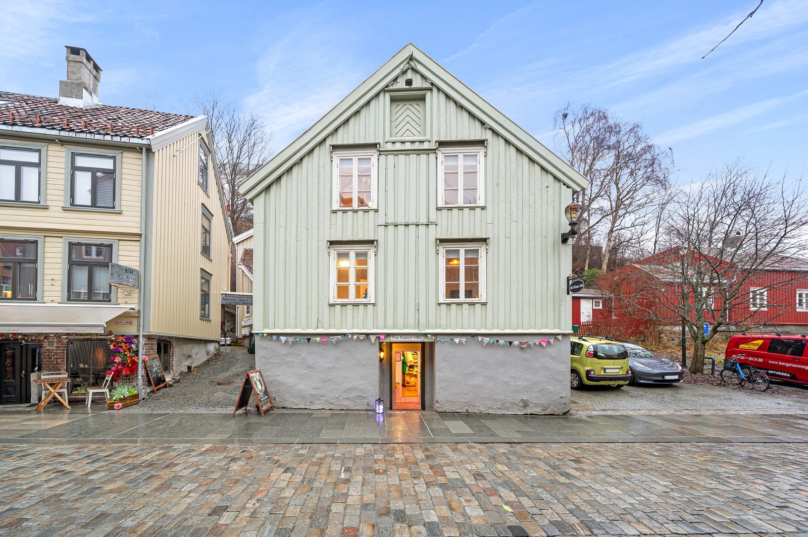 Eiendommen har også en næringsdel i sokkeletasje som huser i dag butikken "The Rabbit Hole" Galleribilde