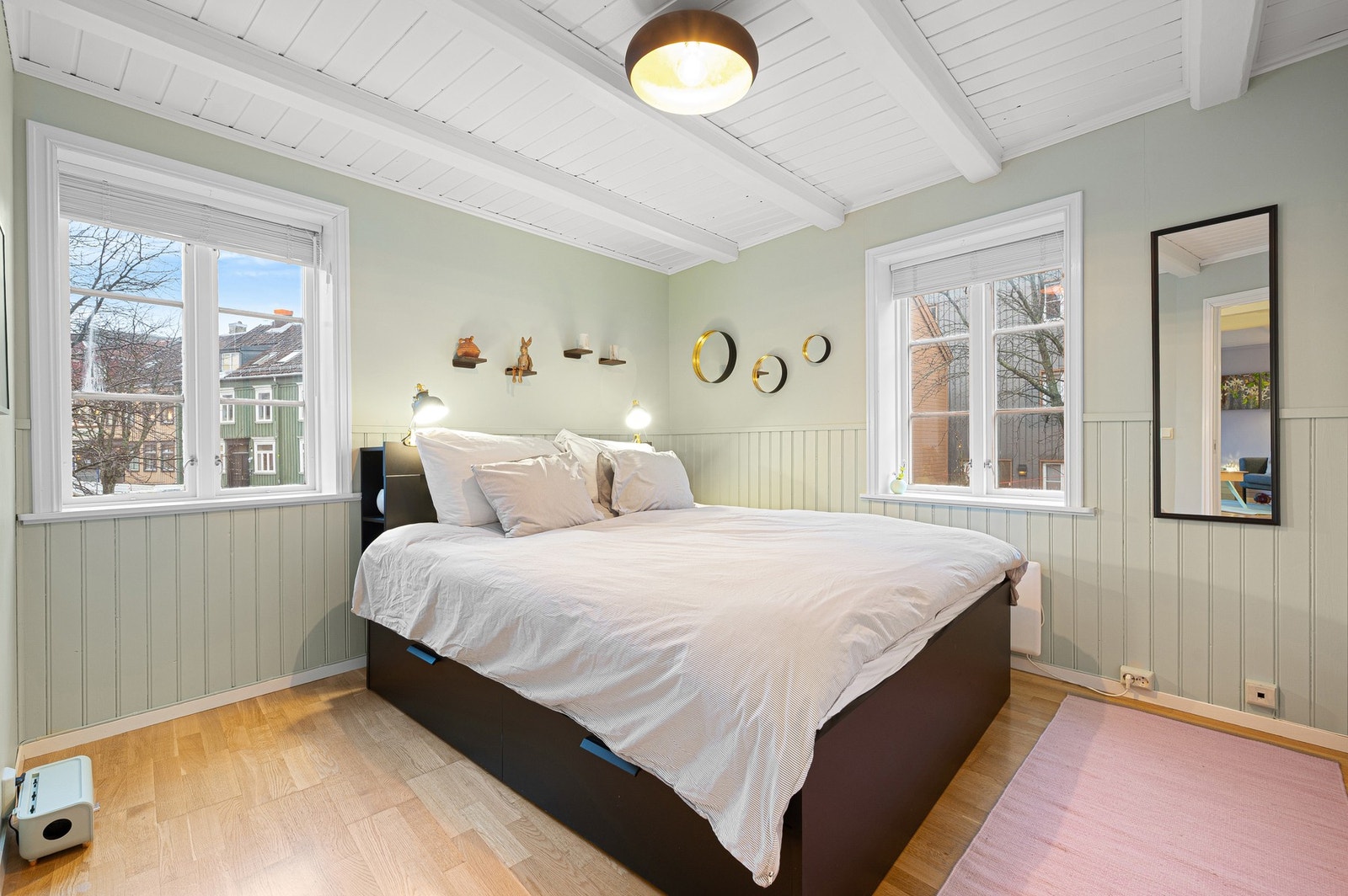 Koselig soverom med god plass til dobbeltseng og tilhørende møbler. Galleribilde