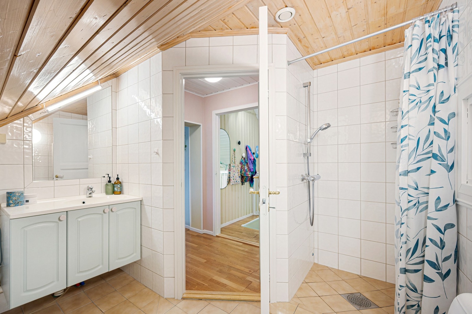 Lyst bad med flislagte overflater. Galleribilde