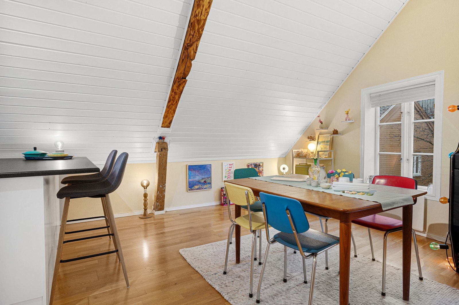 Hyggelig spiseområde med naturlig lys og god plass til langbord. Galleribilde