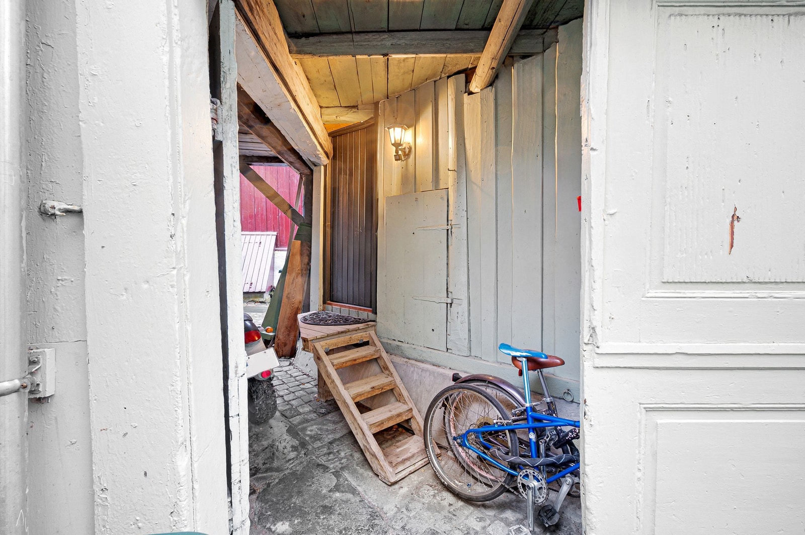 Bakgård med egen inngang og trappeadkomst. Galleribilde