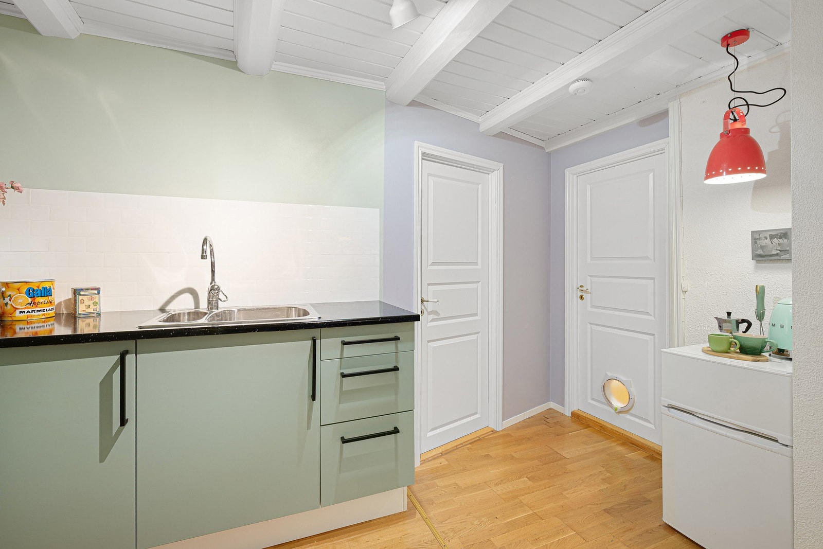 Kjøkken med stilren innredning, gode arbeidsflater og praktisk skapløsning. Galleribilde