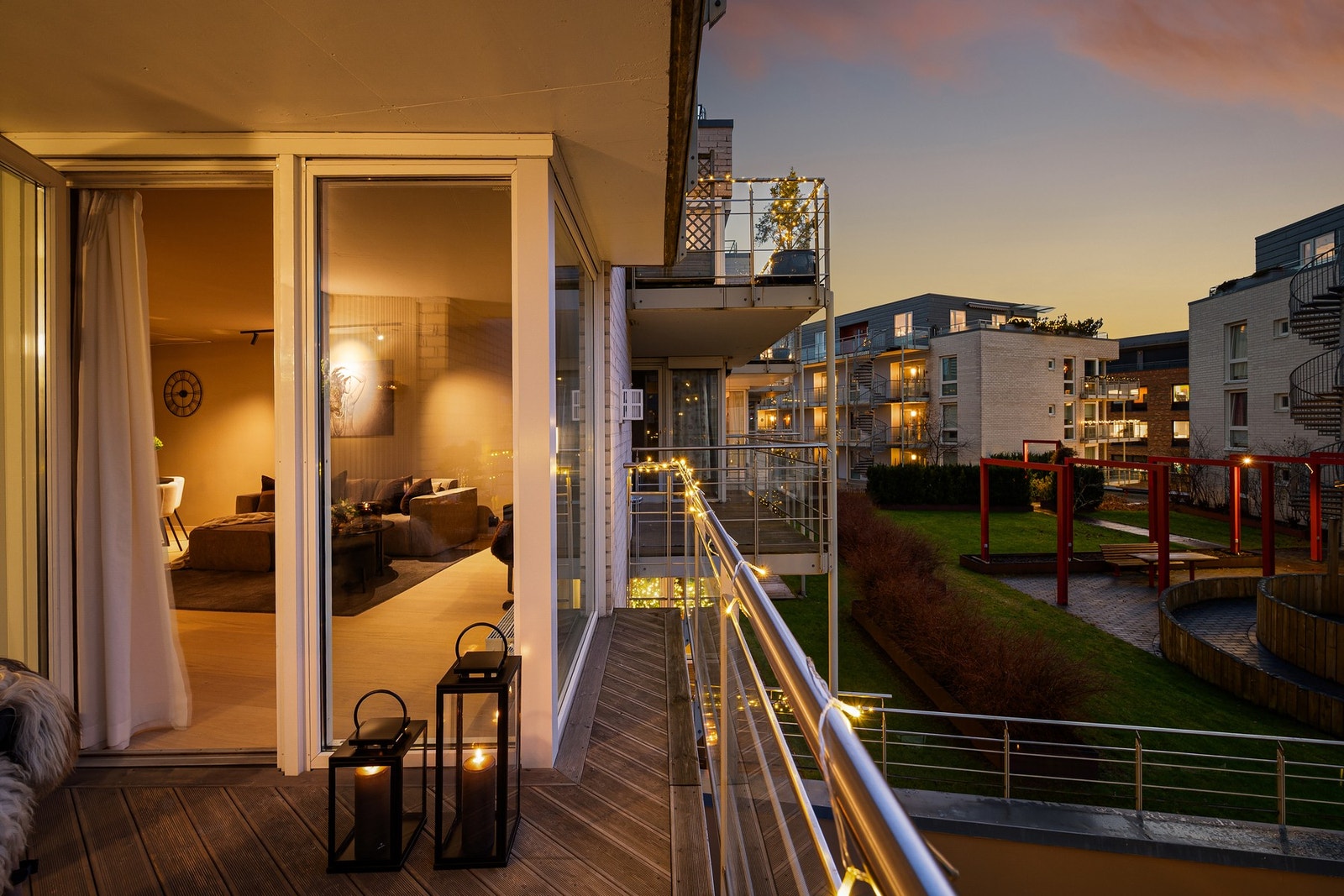 Balkongen fremstår som et naturlig oppholdssted også på kveldstid, med utsyn mot båtmarina. Galleribilde