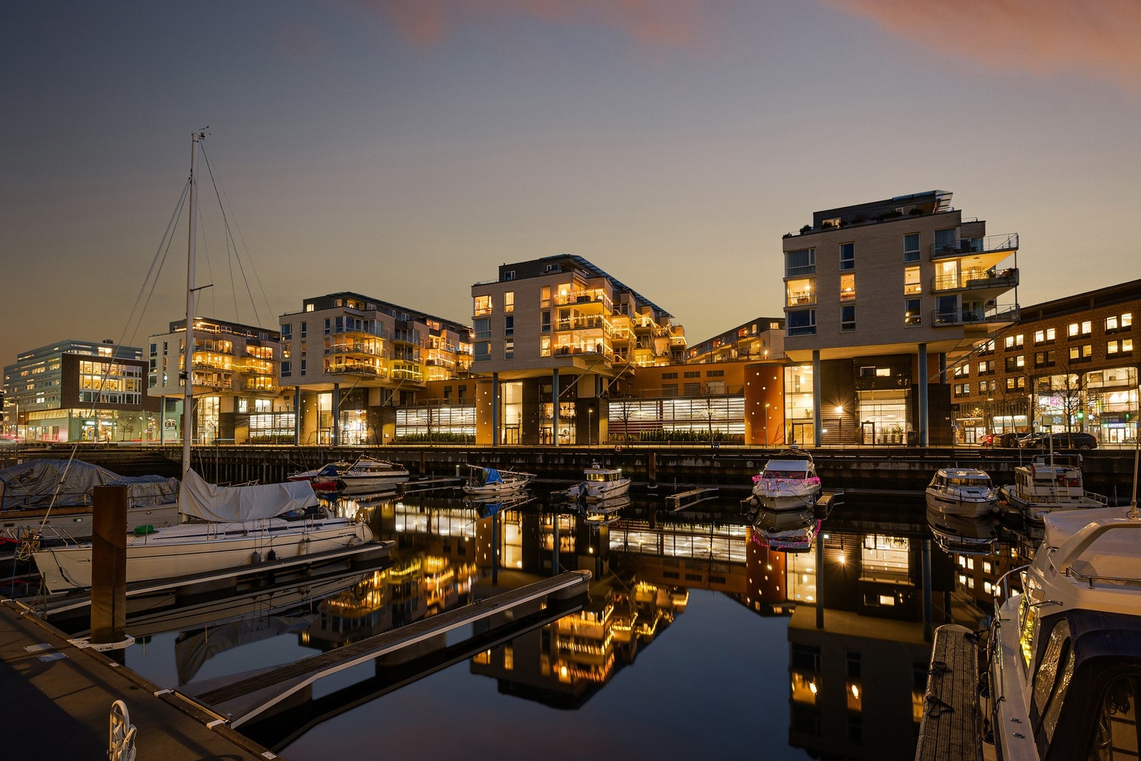 Maritim atmosfære i nærområdet, med kanalen og bryggene som gir området sitt særpreg. Galleribilde