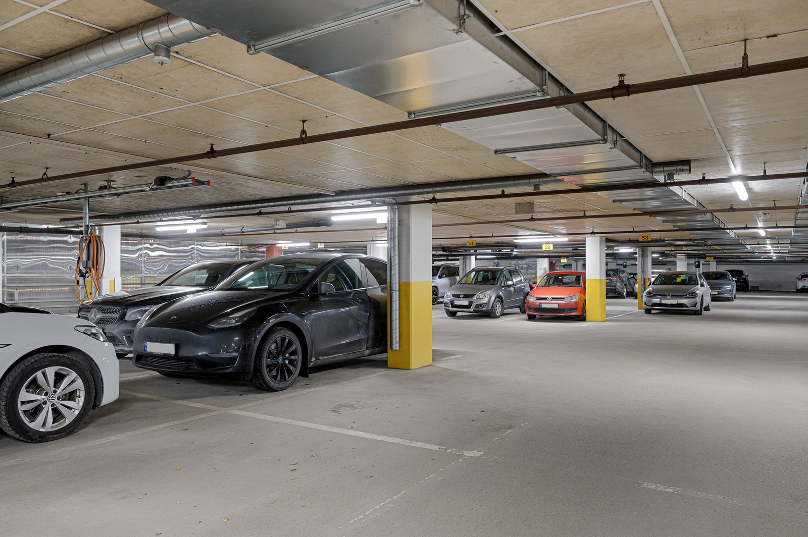 Oversiktlig parkeringsanlegg med god plass og enkel adkomst. Galleribilde