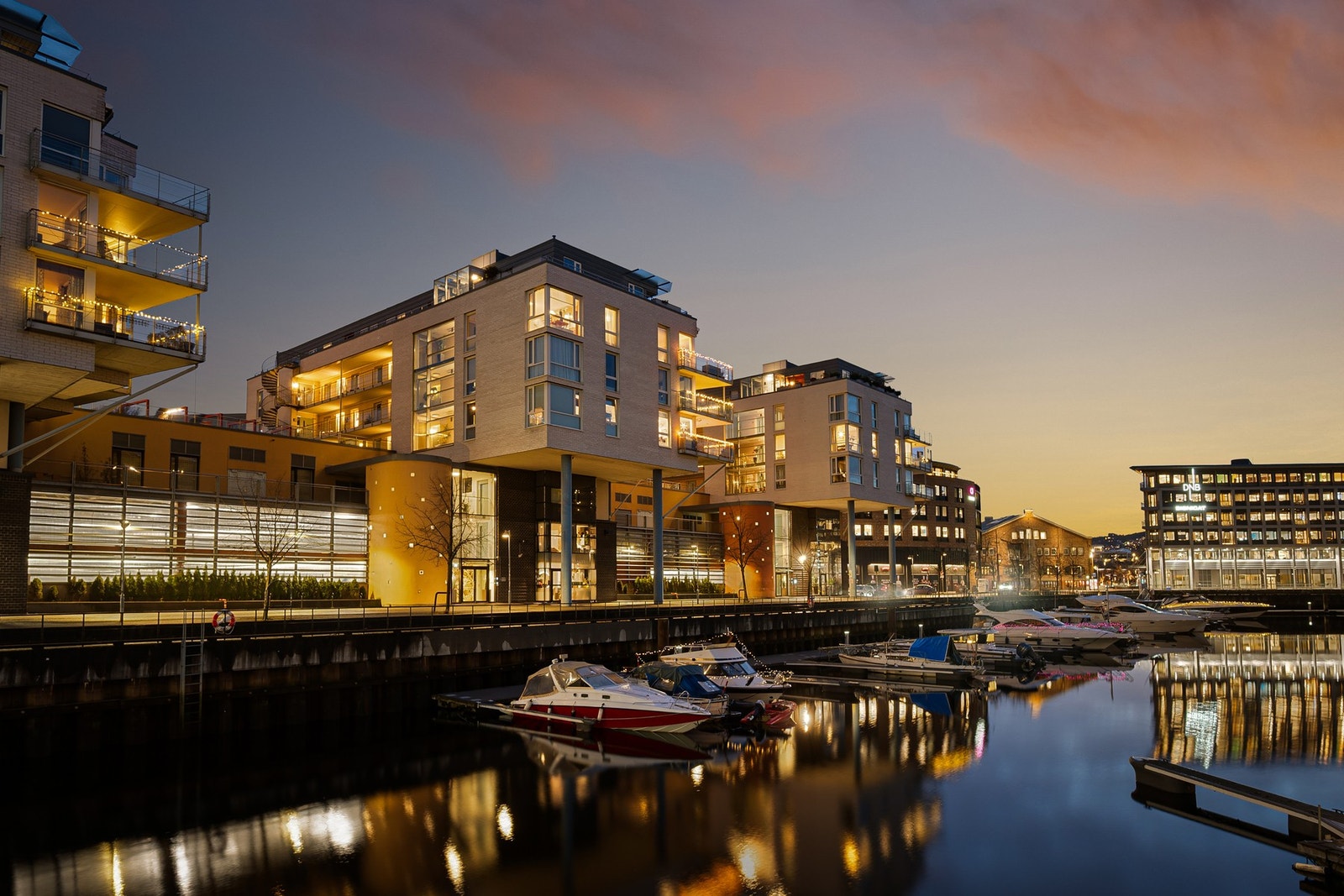 Attraktiv beliggenhet ved kanalen på Solsiden, med umiddelbar nærhet til byliv, restauranter og turmuligheter. Galleribilde