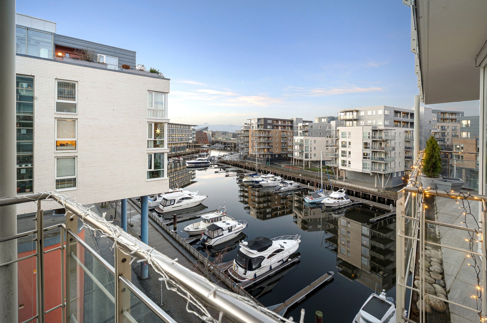 Balkongen er ypperlig å benytte i sommerhalvåret. Galleribilde