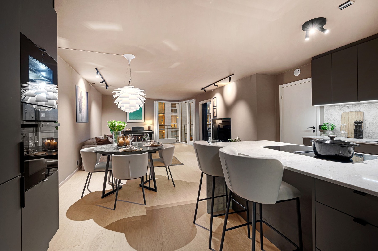 Kjøkkenøya fungerer både som arbeidsplass og uformell spiseplass. Galleribilde