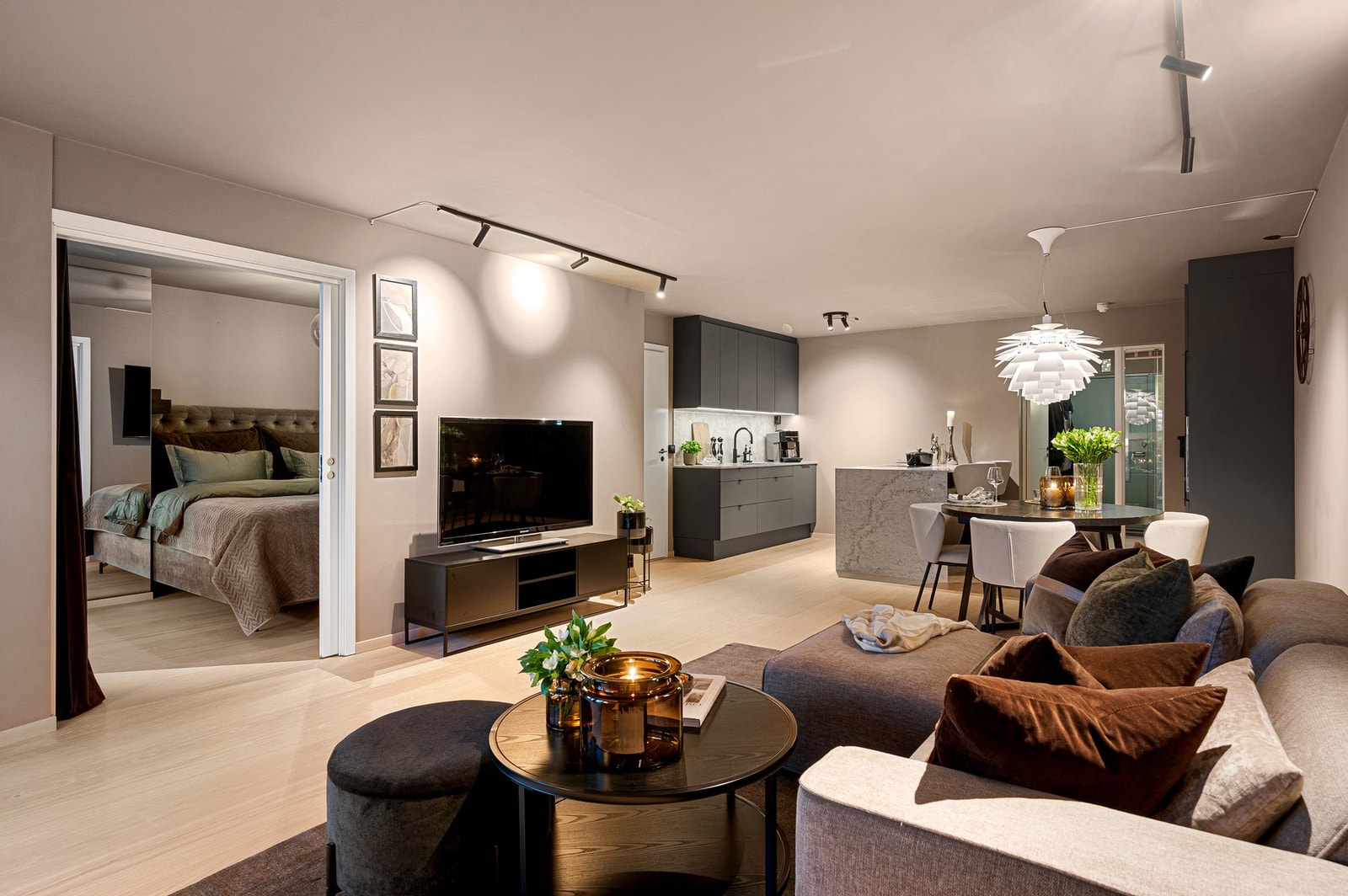 Stilsikker stue med åpen løsning mot kjøkkenet. Galleribilde