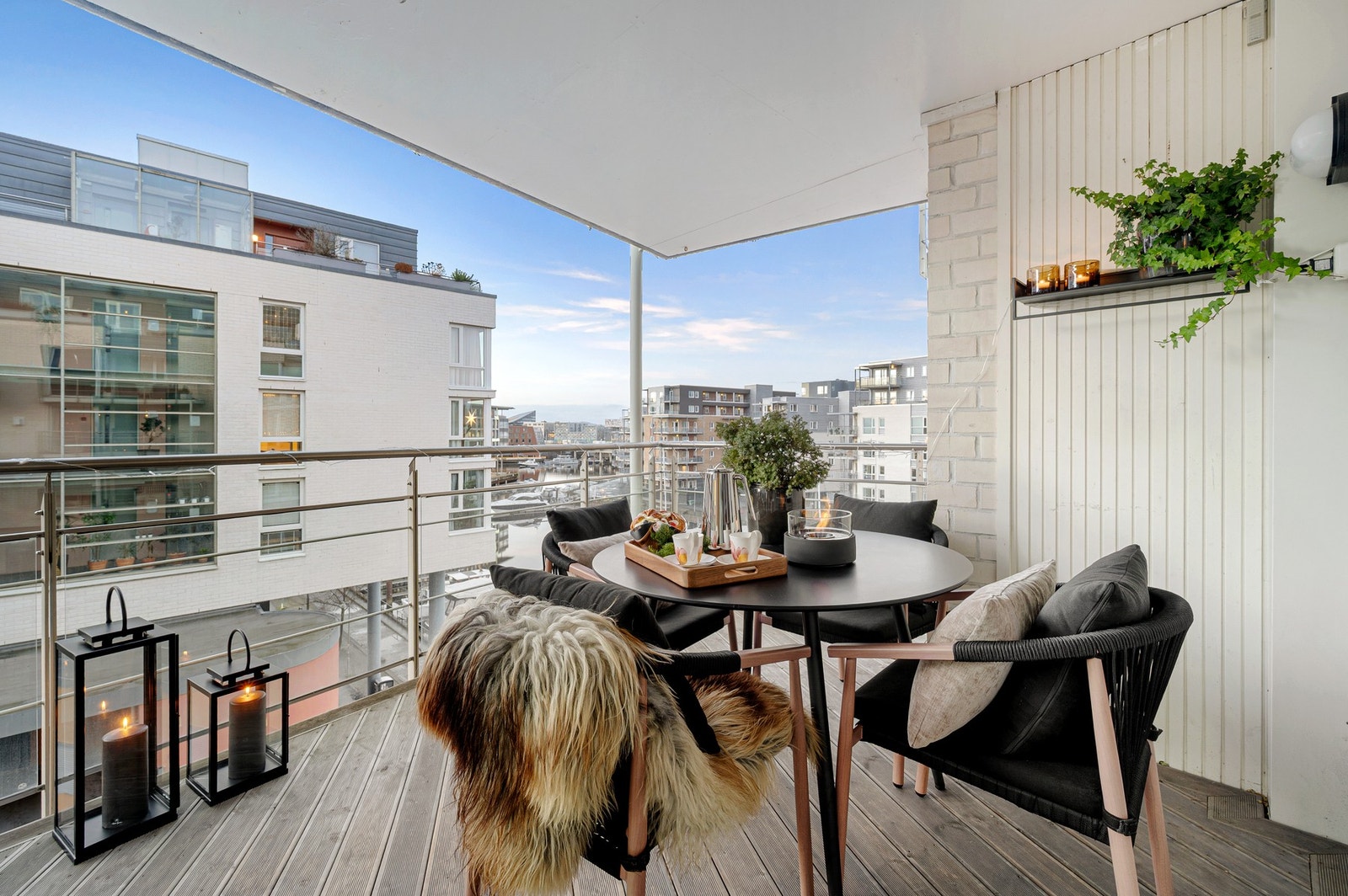 Flott balkong med god plass til sittegruppe. Galleribilde