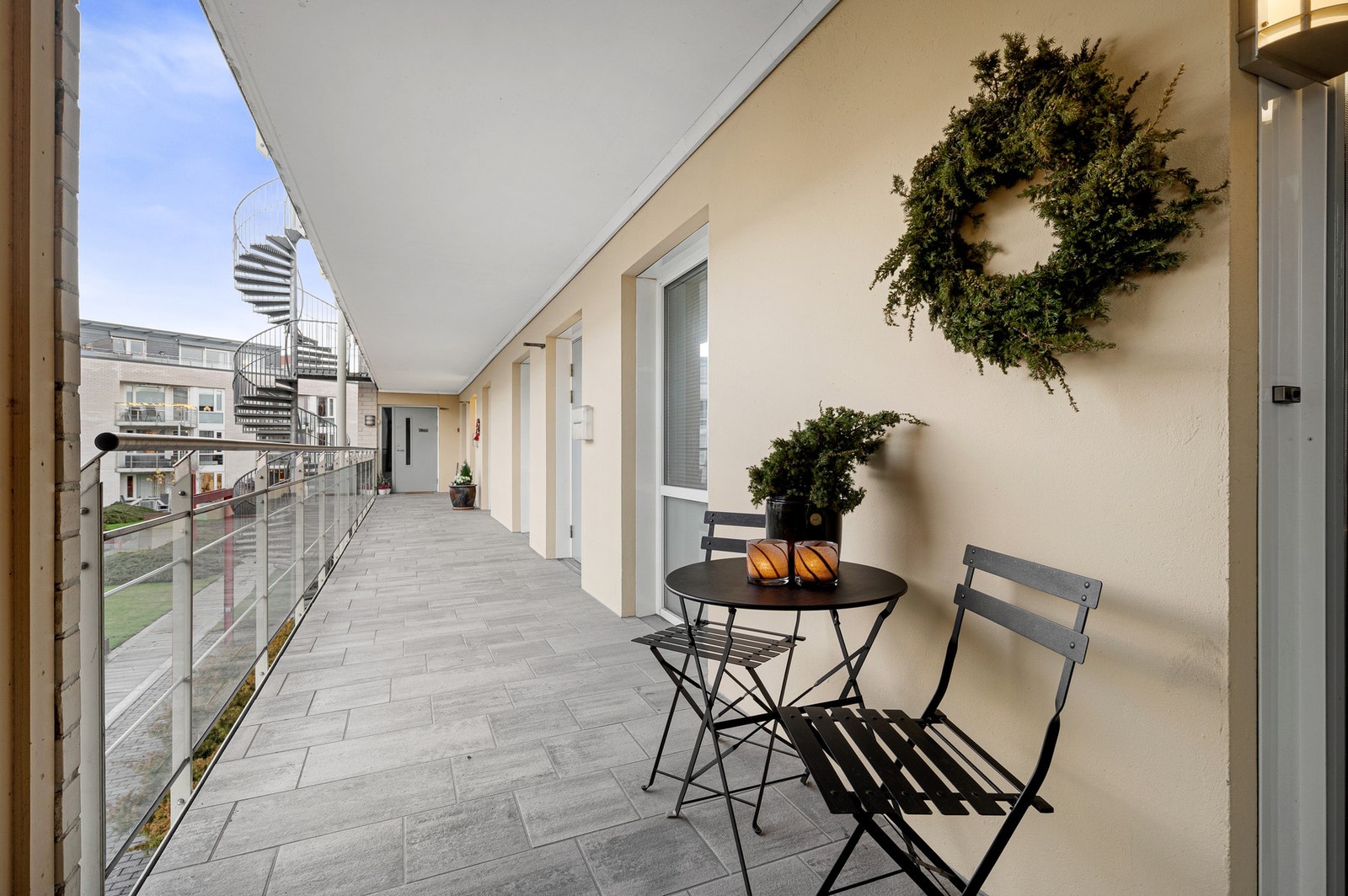 Overbygd svalgang med plass til liten sittegruppe. Galleribilde