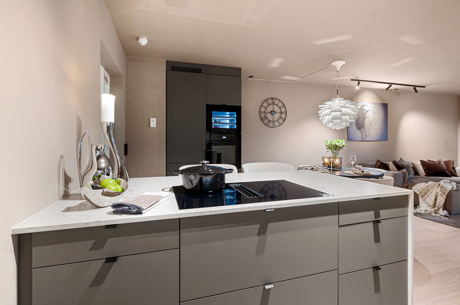 Sosial kjøkkenløsning med god kontakt mot stuen. Galleribilde