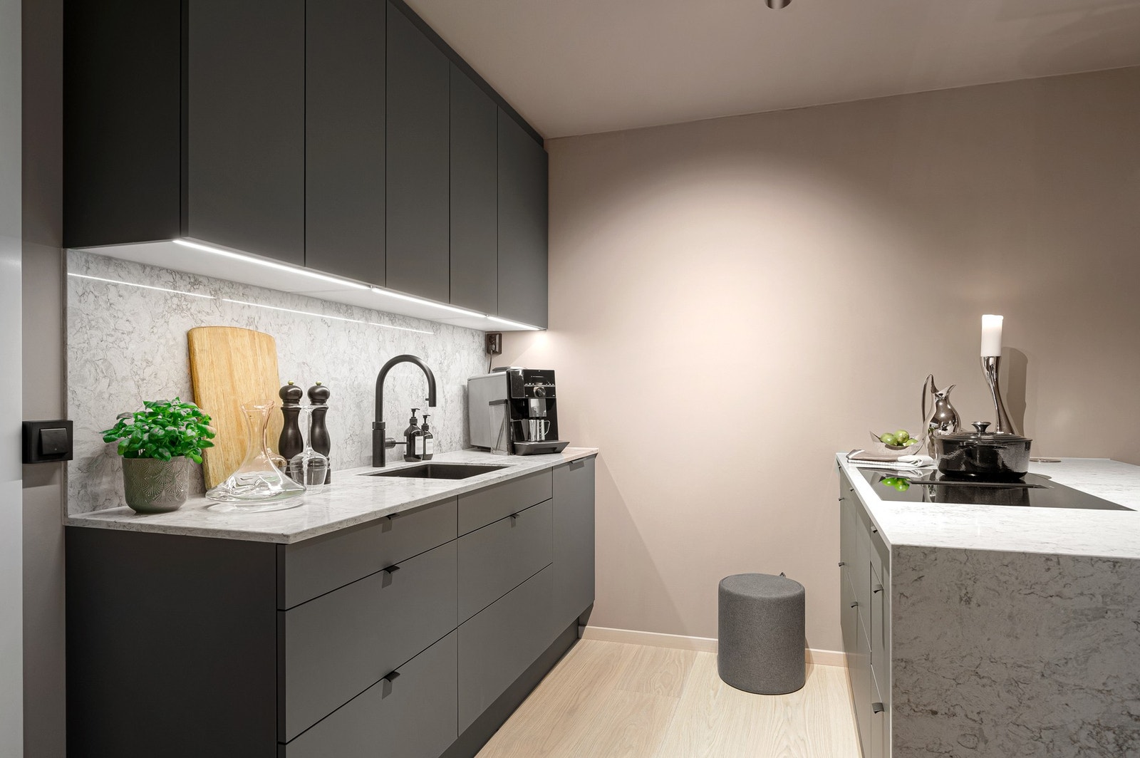 Integrert belysning under overskap gir et behagelig arbeidslys. Galleribilde