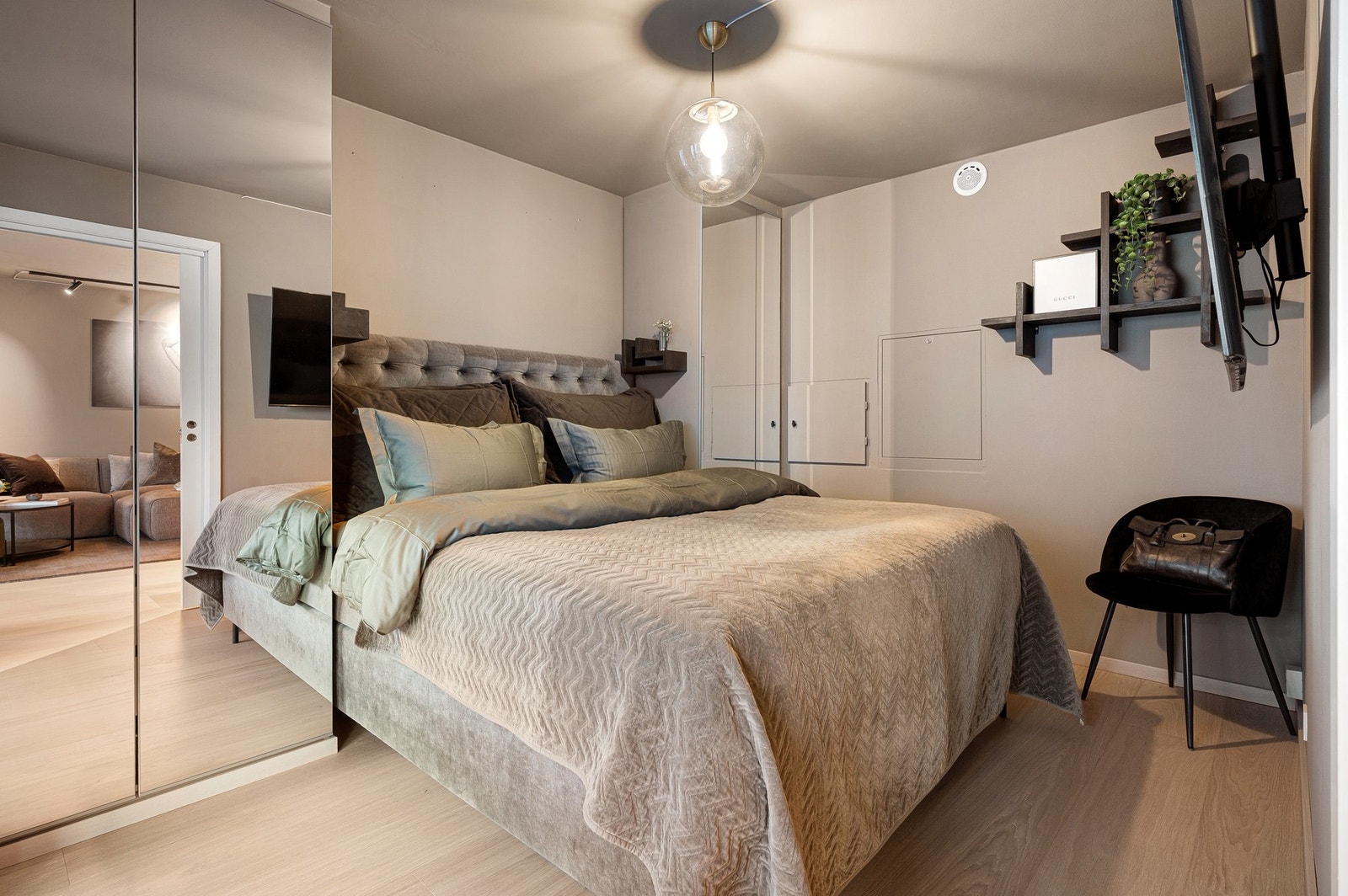 Store vindusflater gir godt med naturlig lys. Galleribilde