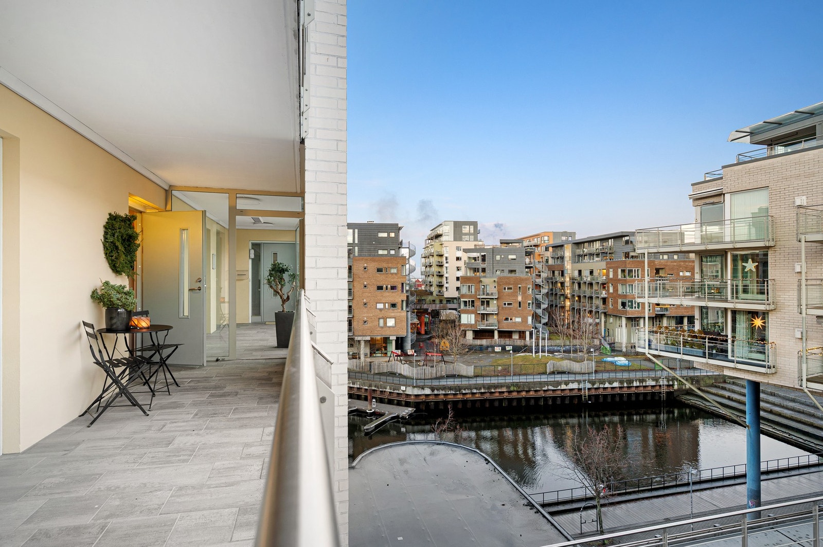 En hyggelig og skjermet adkomst til leiligheten. Galleribilde