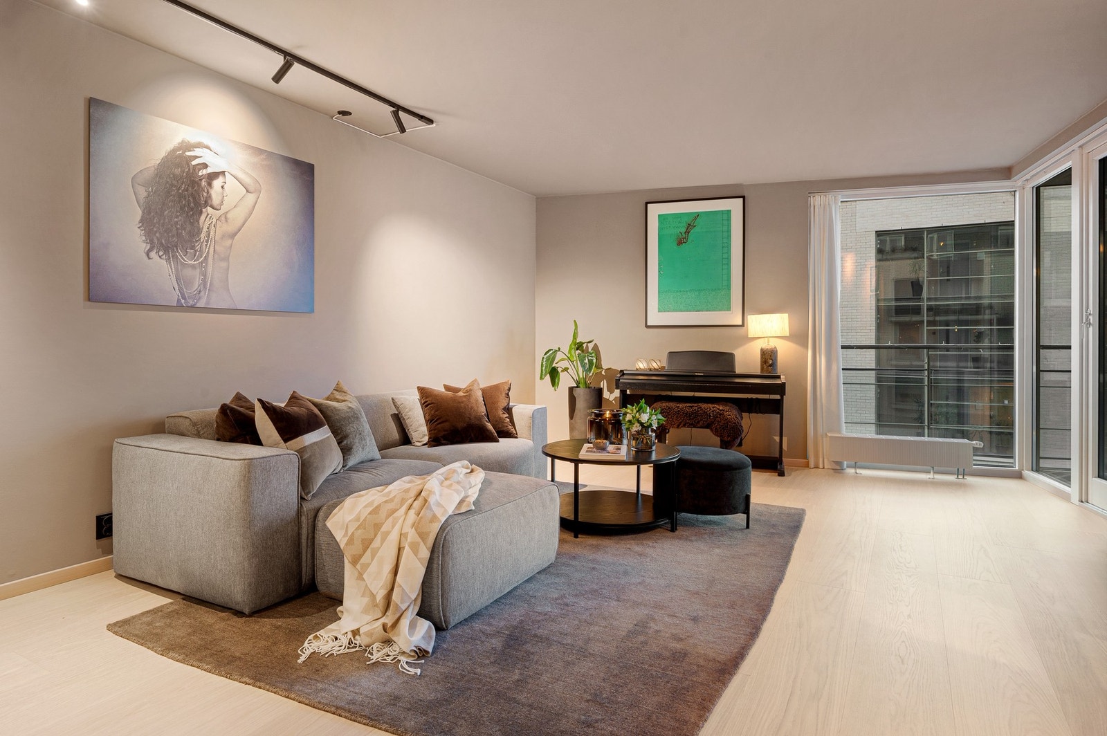 Plass til en stor og behagelig sittegruppe på stuen. Galleribilde