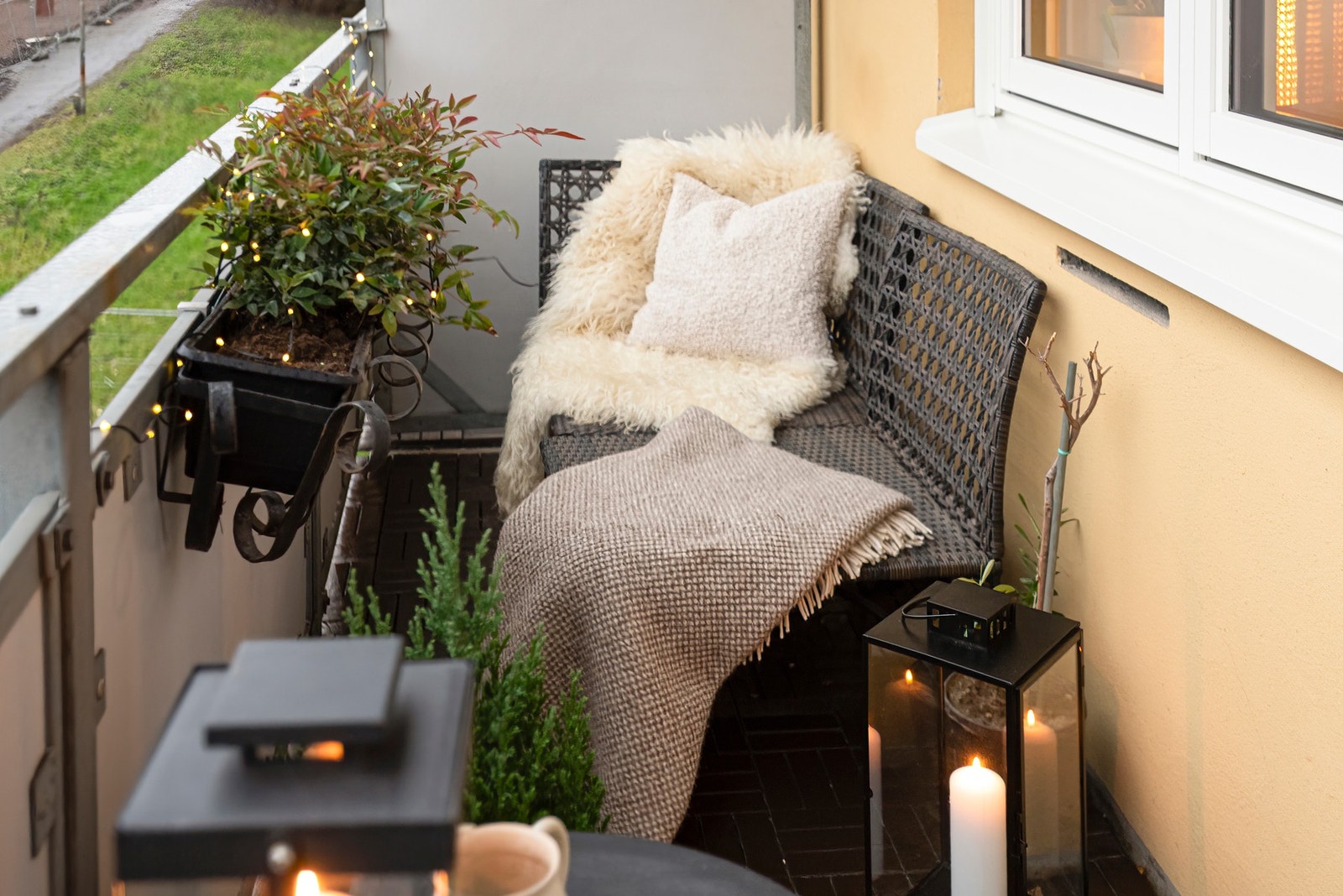 Balkongen er en flott forlengelse av stuen og har plass til forskjellige utemøblement og beplantning. Galleribilde