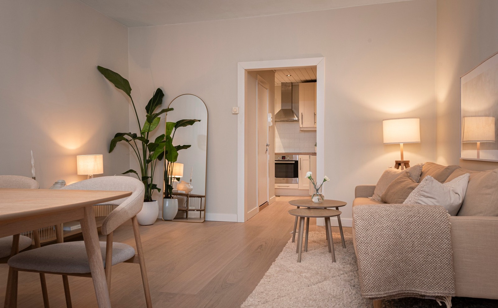 Romslig stue med god plass til store innredninger - boligen oppleves meget arealeffektiv! Galleribilde