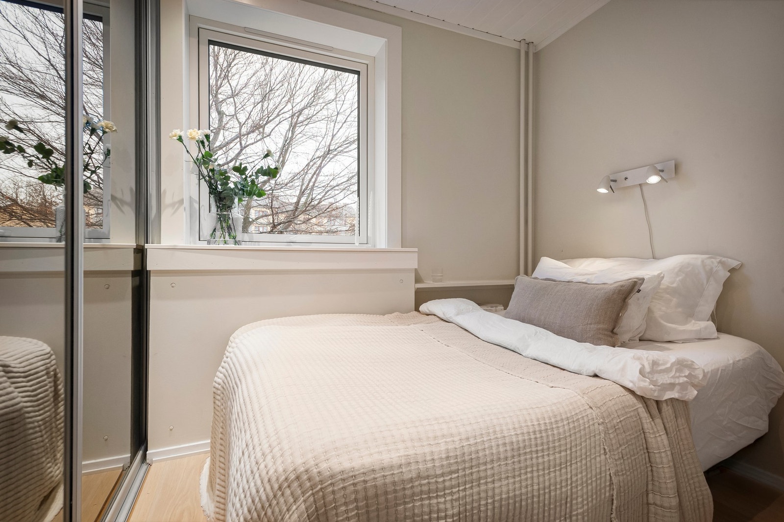 Rommet er innredet med skyvedørsgarderobe som gir rikelig med lagringsplass. Galleribilde