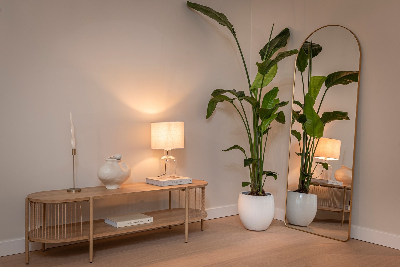 Stuen har flere naturlige møbleringssoner. Galleribilde