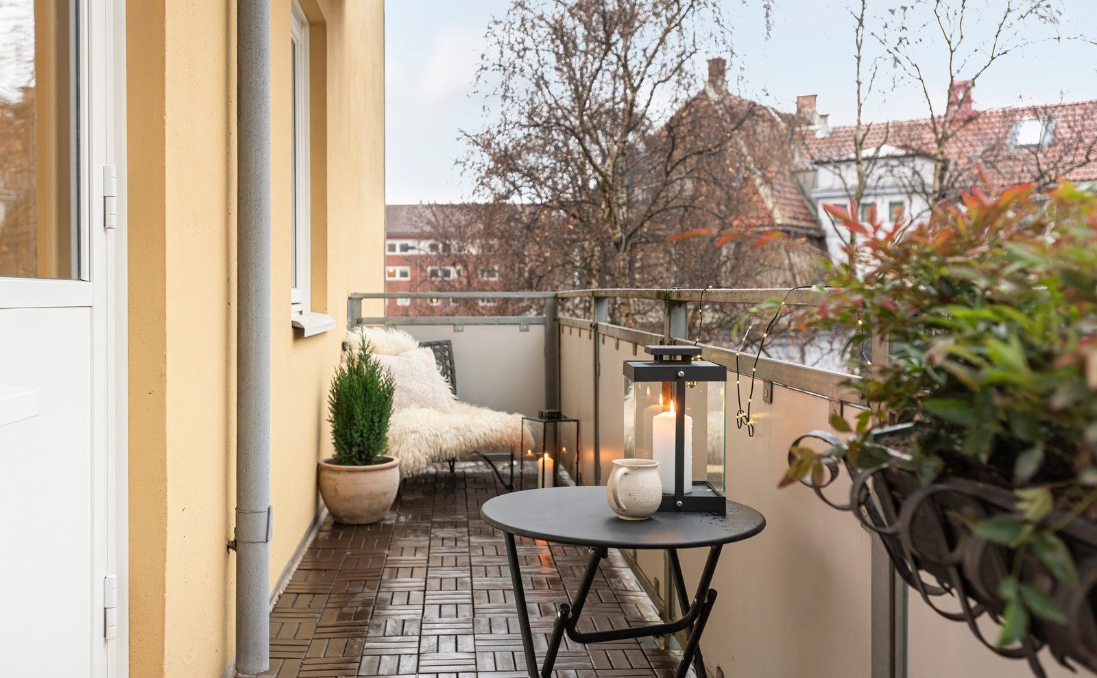 Herlig balkong ut fra stuen med ettermiddags- og kveldssol. Galleribilde