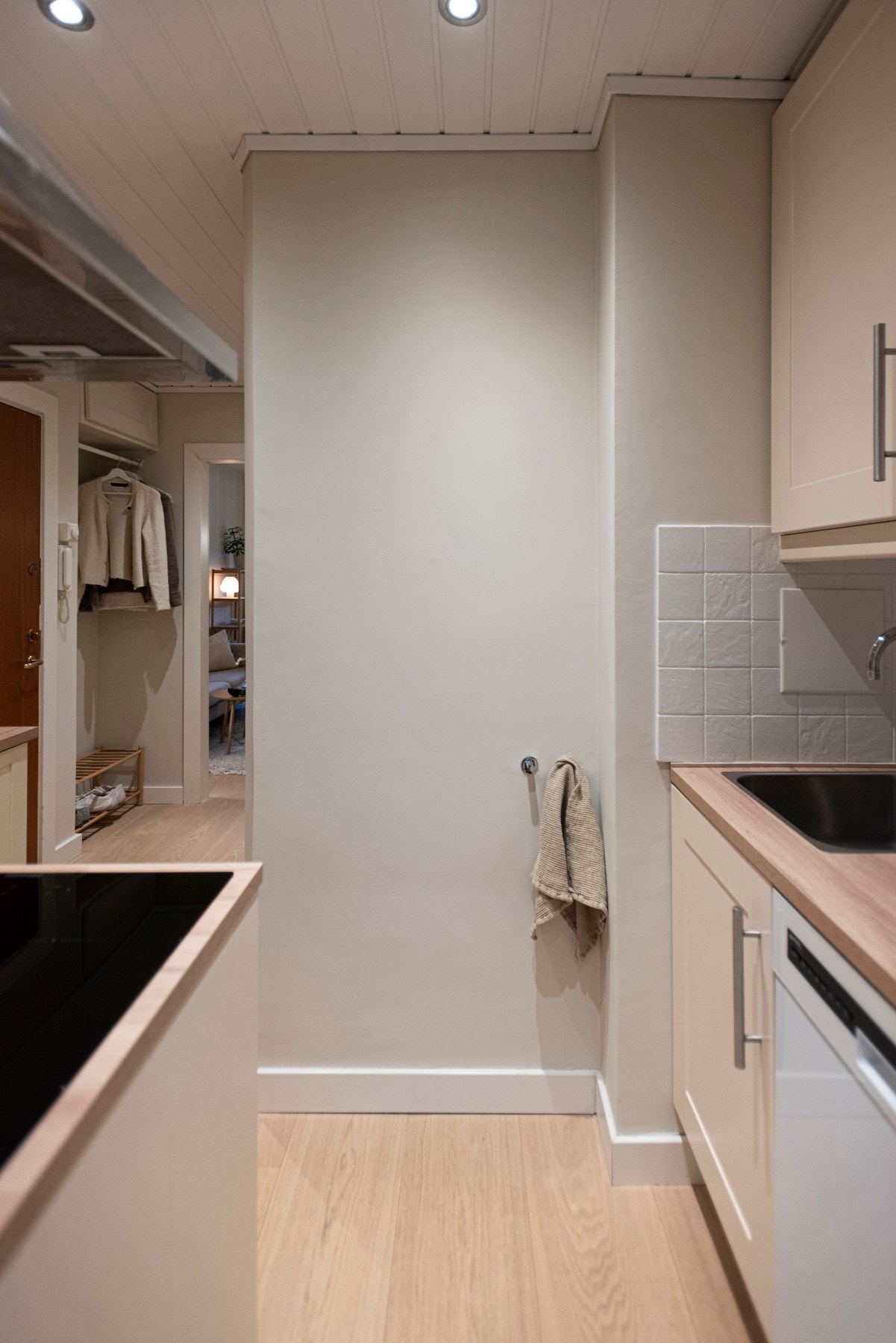 Kjøkkenet er innredet med tidløs, hvit kjøkkeninnredning med laminat benkeplate og nedfelt kum. Galleribilde