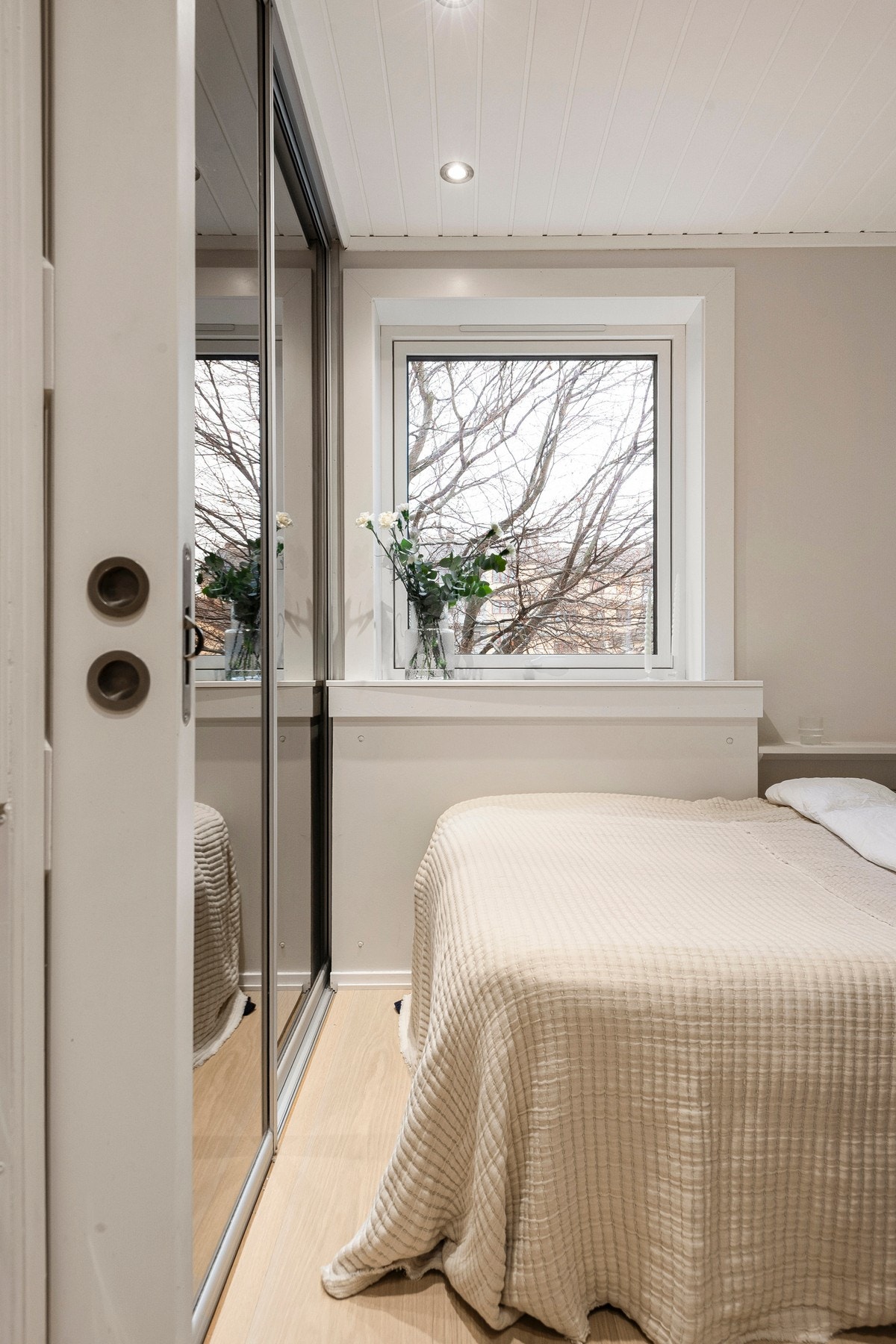 Her er det innredet med stor dobbeltseng og nattbord! Galleribilde