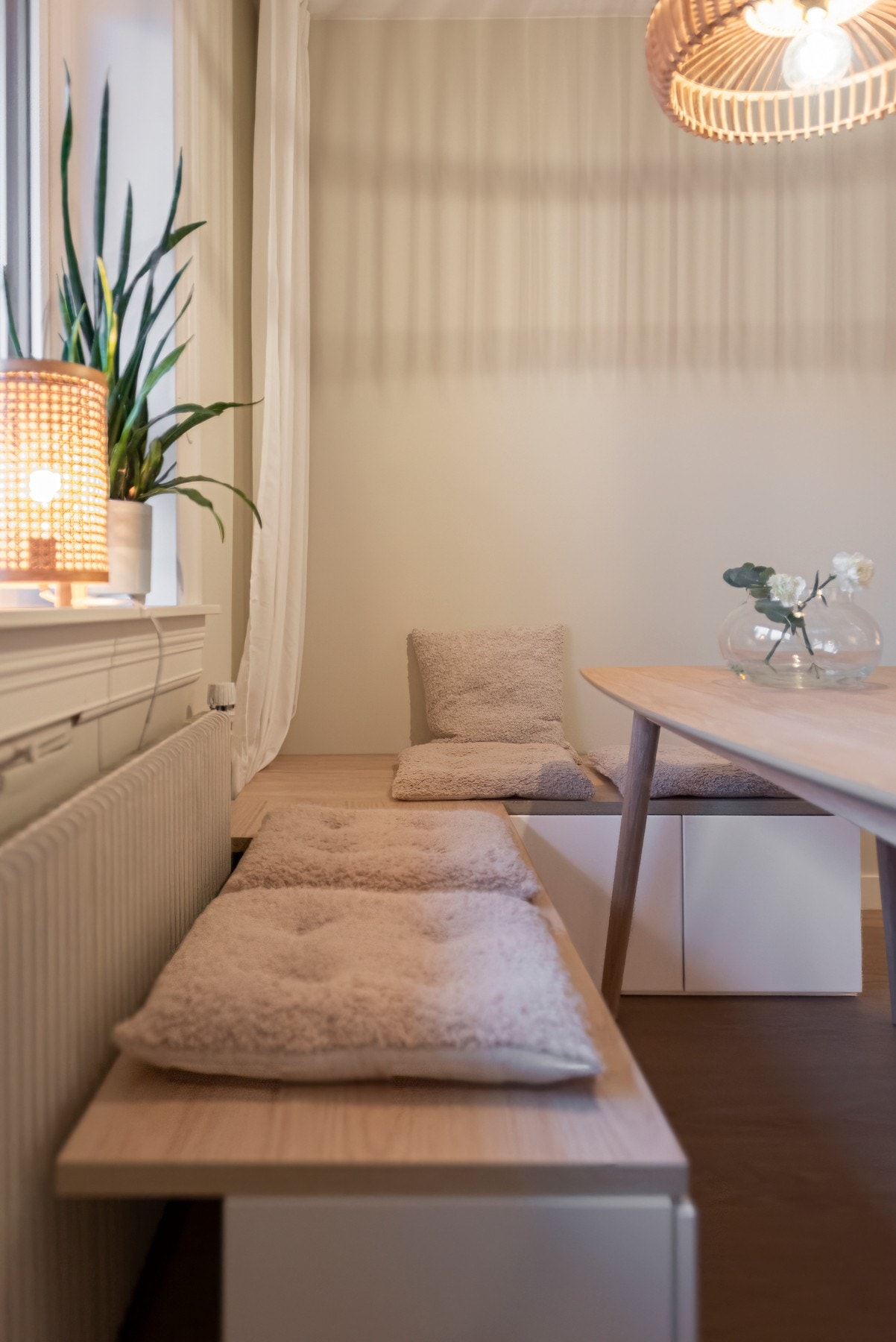 Spisestuen har plassbygget benk med praktisk oppbevaring. (Mulighet for å kjøpe etter nærmere avtale.) Galleribilde