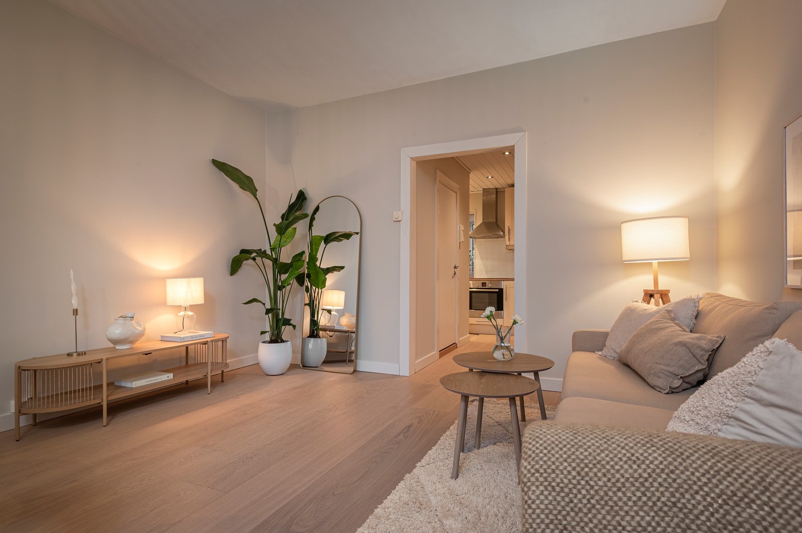 Det er lagt lekkert hardwood parkett i 2022 på kjøkken, i stue og alkove. Galleribilde