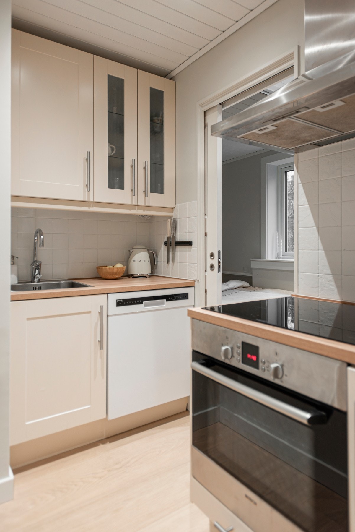 Kjøkkenet er oppdatert med ny benkeplate, kum og induksjonsplatetopp i 2024/2023. Galleribilde