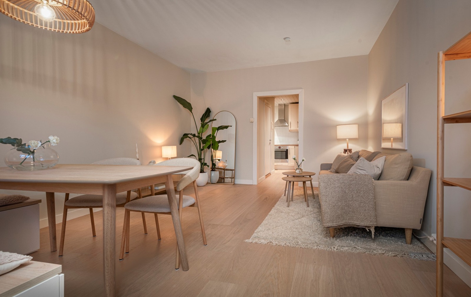 Her er det god plass til en fin sofagruppe, mediemøblement, stor spisestue og annet ønskelig møblement. Galleribilde