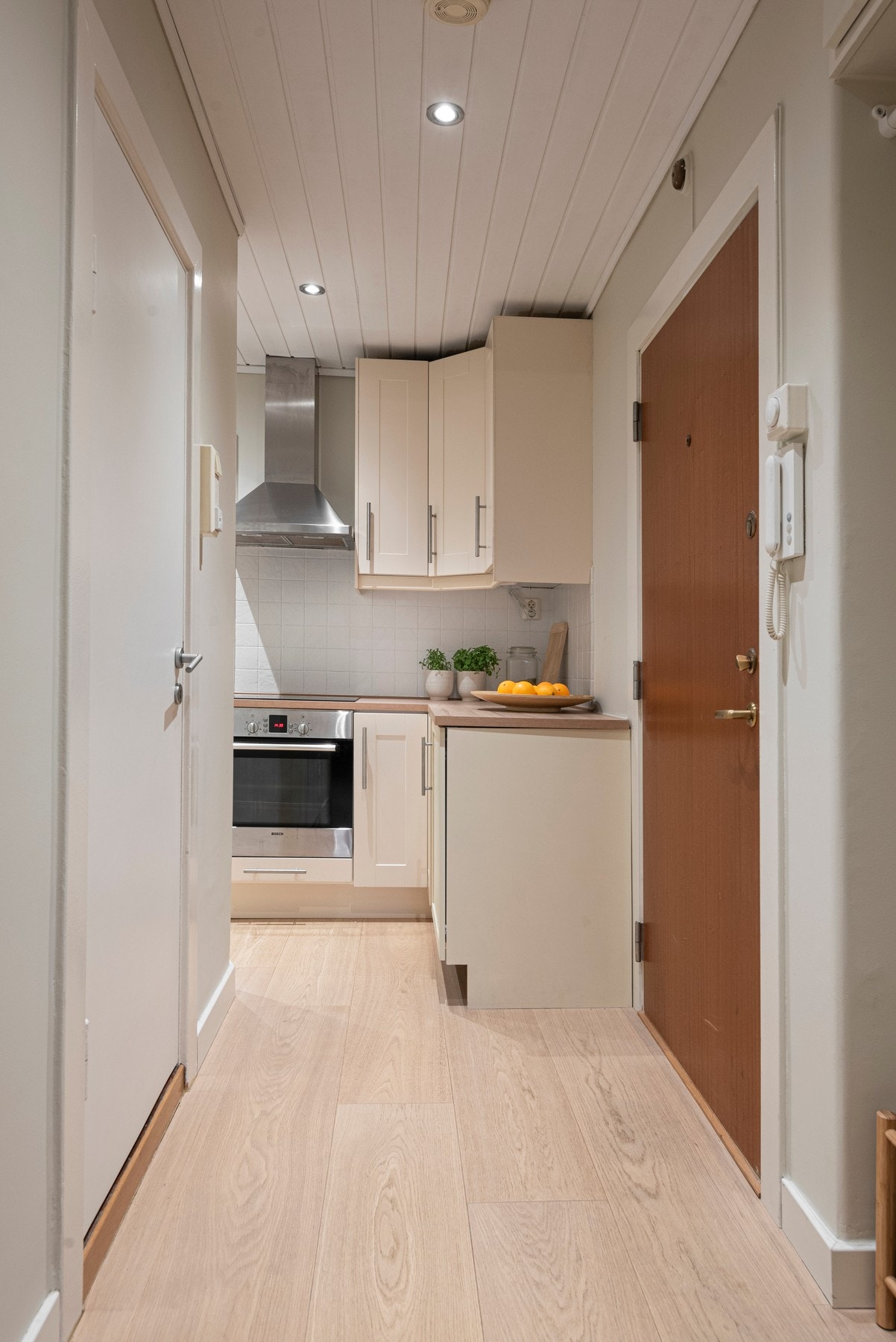 Fra entréen har du leilighetens separate kjøkken. Galleribilde