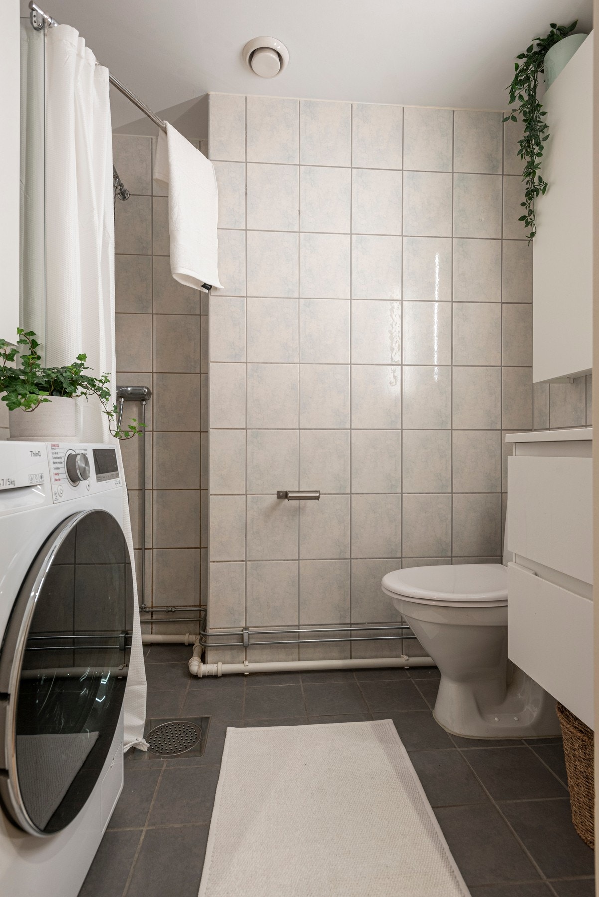 Det har i ettertid blitt montert ny servantinnredning i 2023 med smarte løsninger for ekstra oppbevaringsplass. Galleribilde