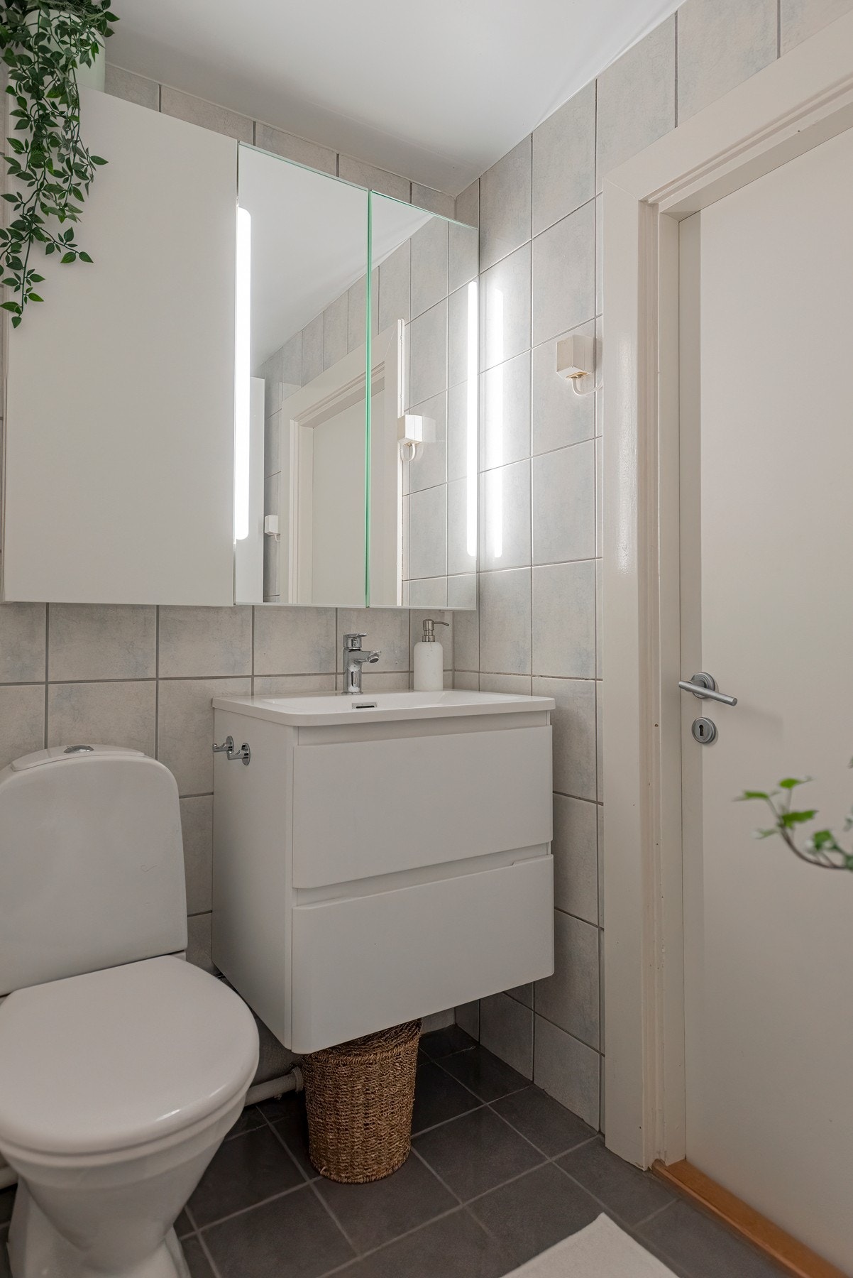 Fra entréen har du et romslig, delikat baderom med opplegg for vaskemaskin. Galleribilde